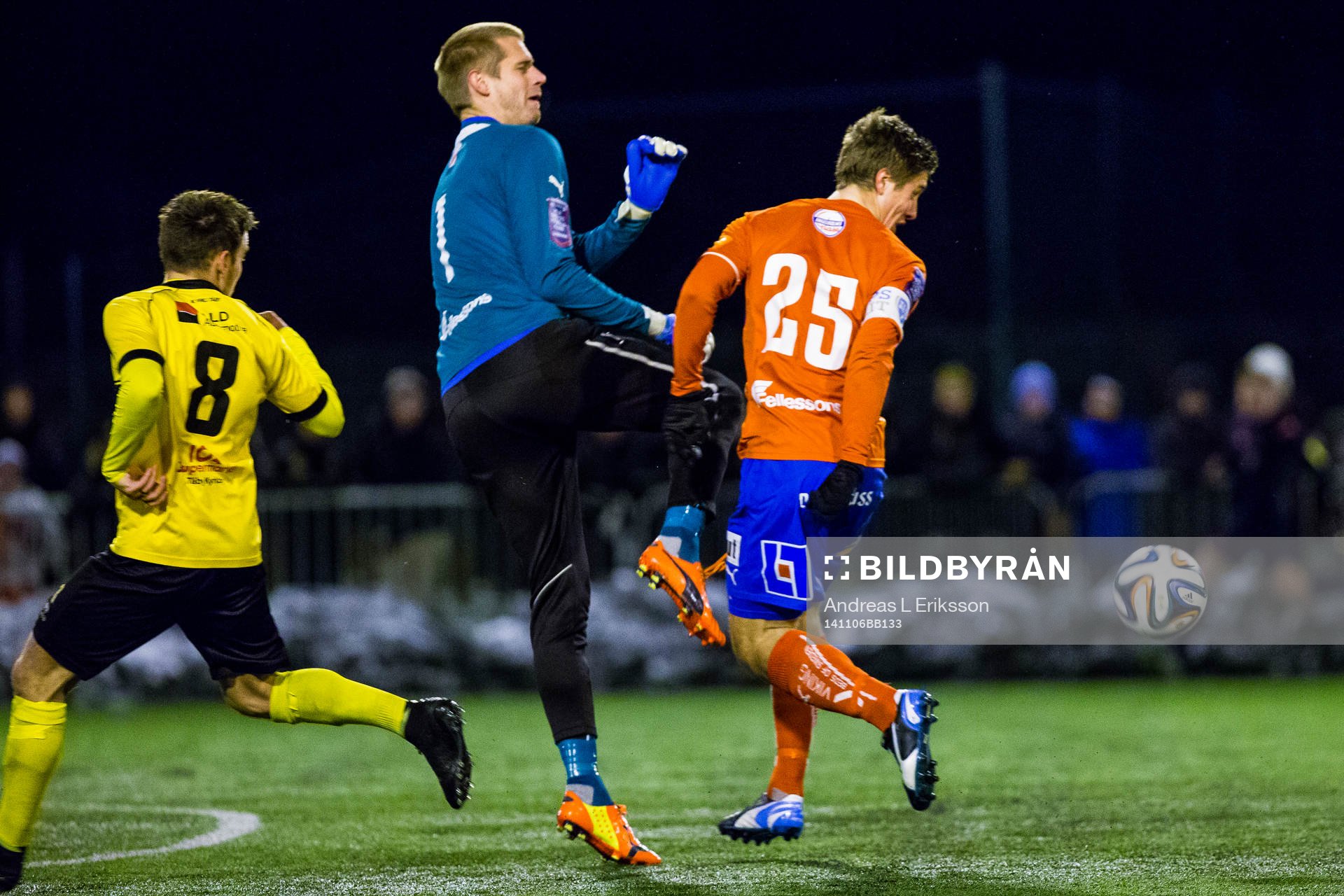 Östers målvakt Oscar Berglund och Johan Andersson krockar under fotbollsmatchen i kvalet till Superettan mellan Frej och Öster den 6 november 2014 i Stockholm.