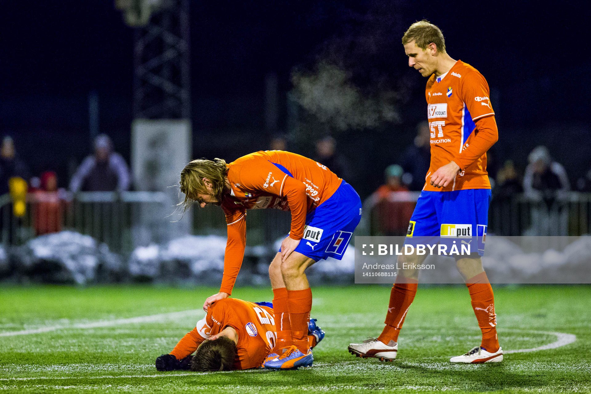 Östers Johan Andersson ligger skadad och Patrik Bojent och