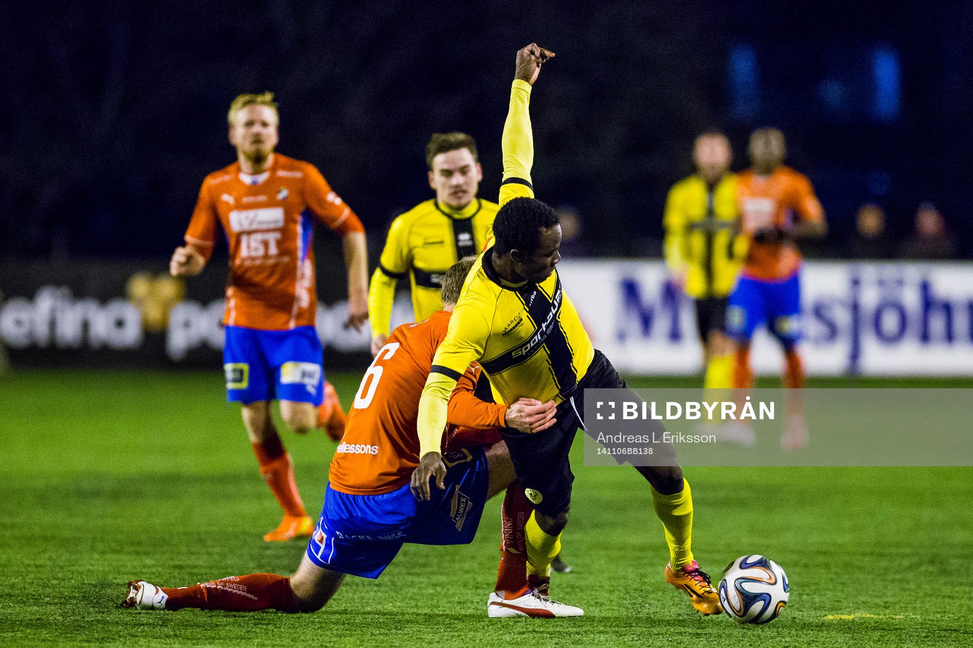 Östers Mario Vasilj försvarar sig mot Frejs Sam Johnson