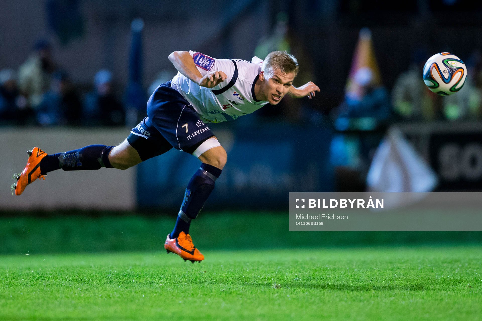 Gefles Robin Nilsson nickar undan bollen
