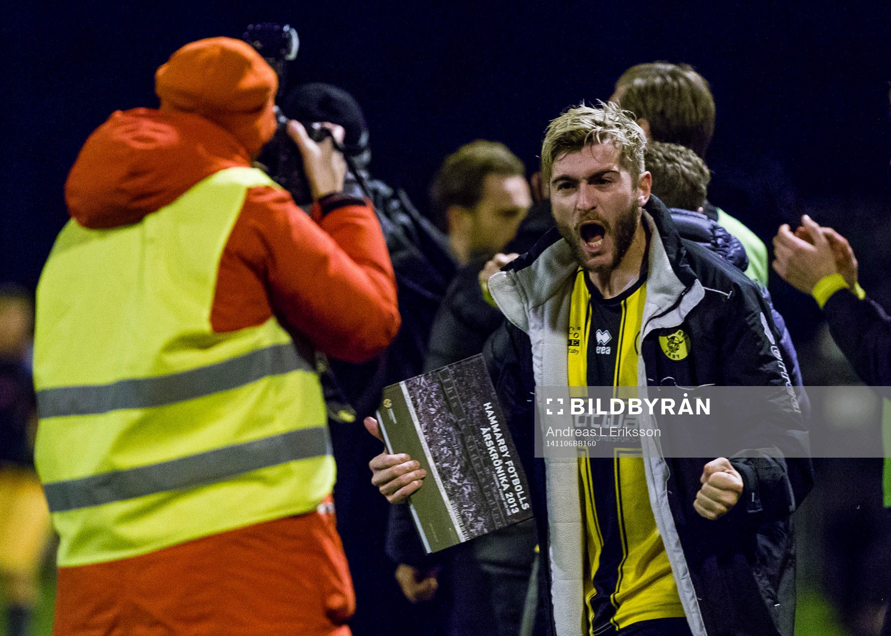 Frejs Christophe Lallet jublar medans han håller Hammarby