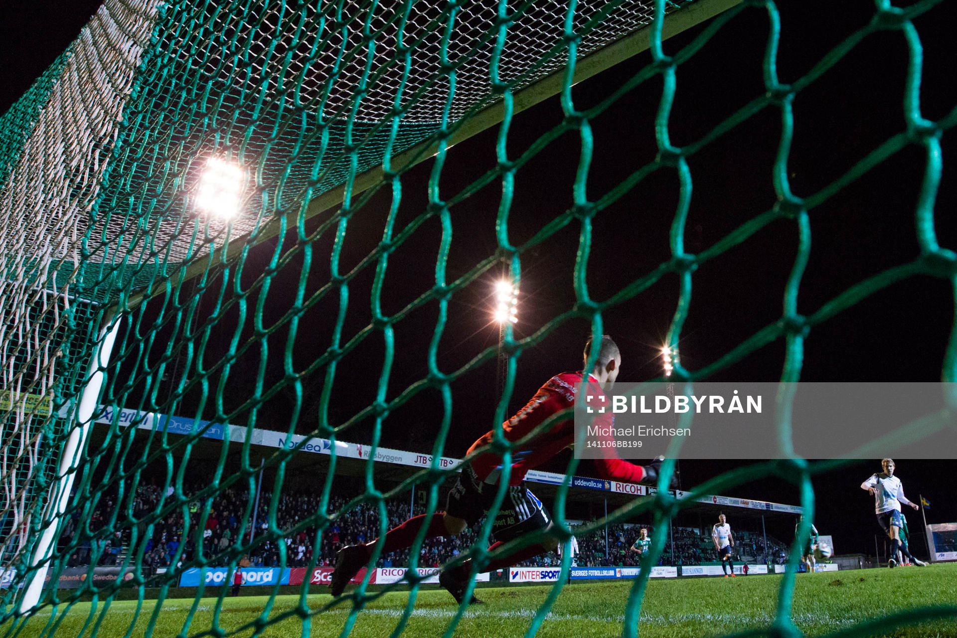 Gefles Johan Oremo skjuter in kvitteringen till 1-1 på straff bakom Ljungskiles målvakt Alex Horwath under fotbollsmatchen i kvalet till Allsvenskan mellan Ljungskile - Gefle den 6 november 2014 i LJUNGSKILE.