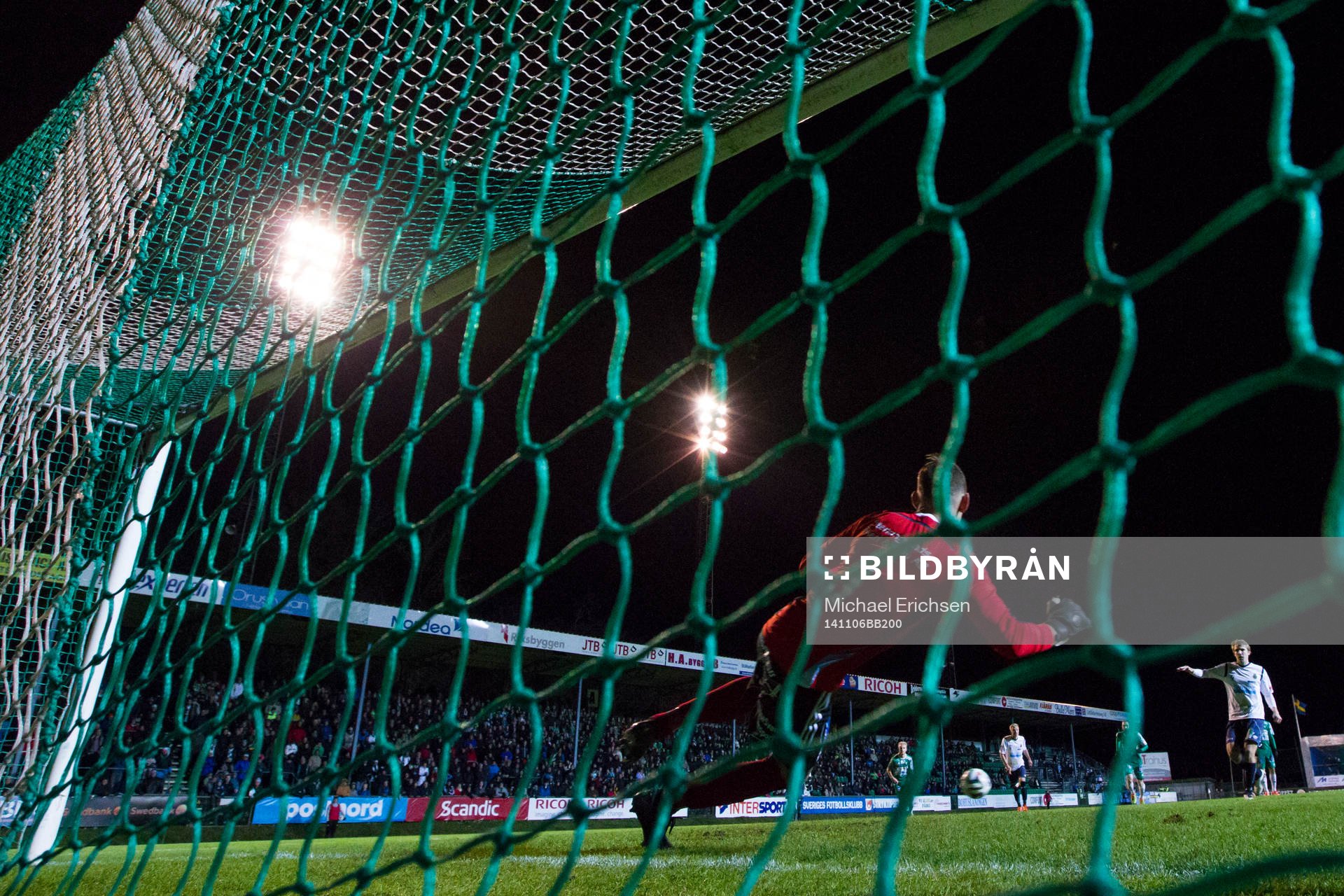 Gefles Johan Oremo skjuter in kvitteringen till 1-1 på straff bakom Ljungskiles målvakt Alex Horwath under fotbollsmatchen i kvalet till Allsvenskan mellan Ljungskile - Gefle den 6 november 2014 i LJUNGSKILE.