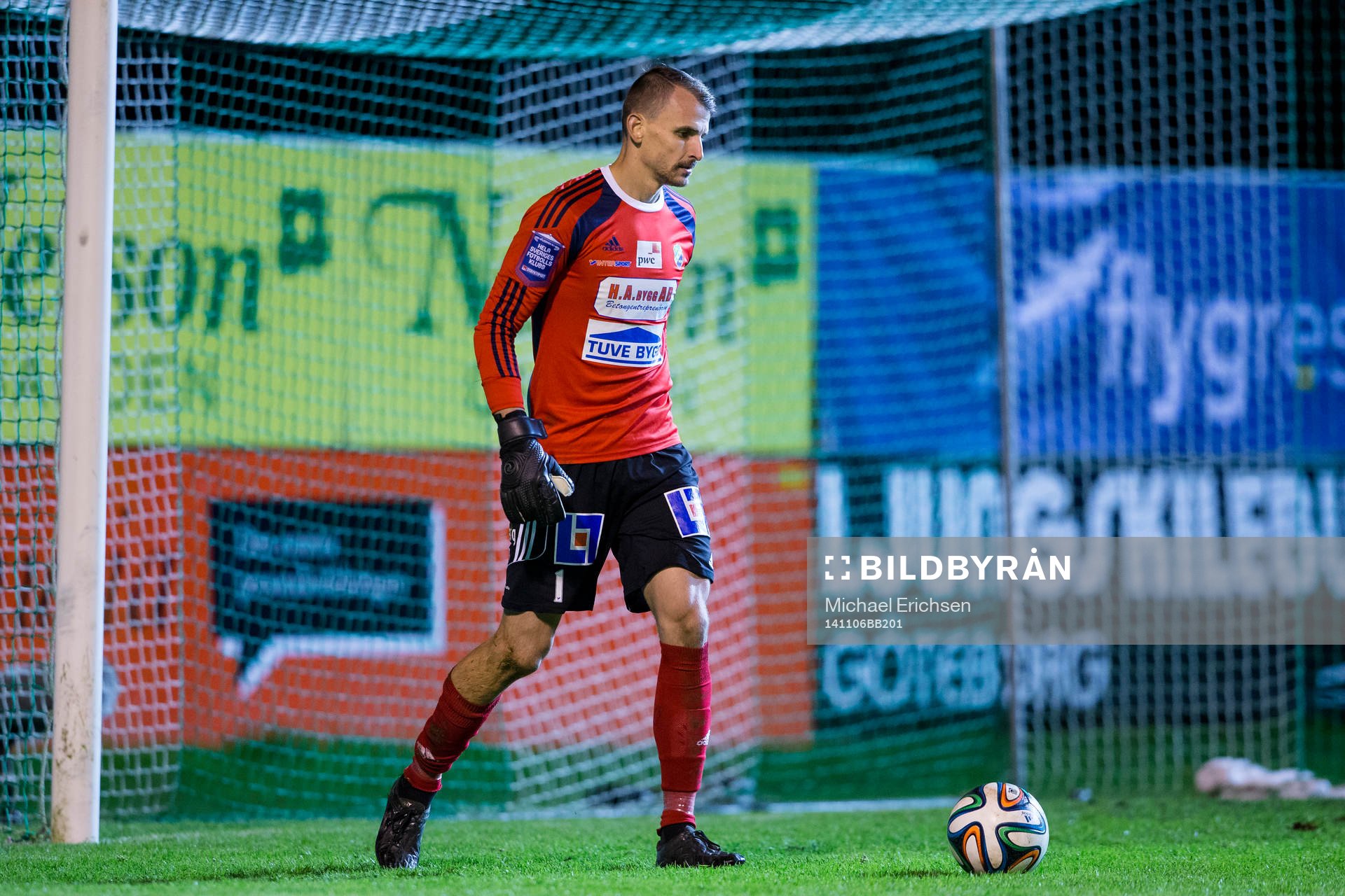 Ljungskiles målvakt Alex Horwath under fotbollsmatchen i kvalet till Allsvenskan mellan Ljungskile - Gefle den 6 november 2014 i LJUNGSKILE.