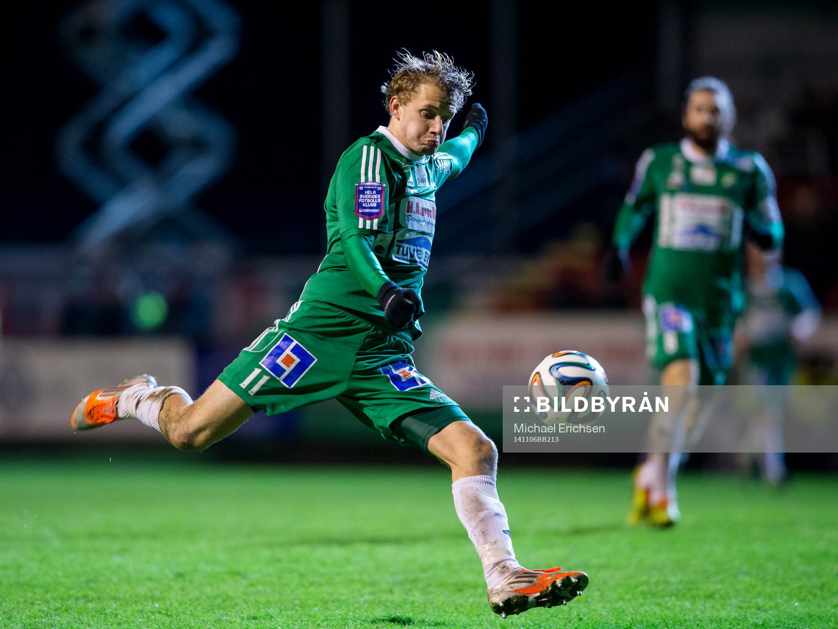 Ljungskiles Jakob Olsson skjuter ett skott