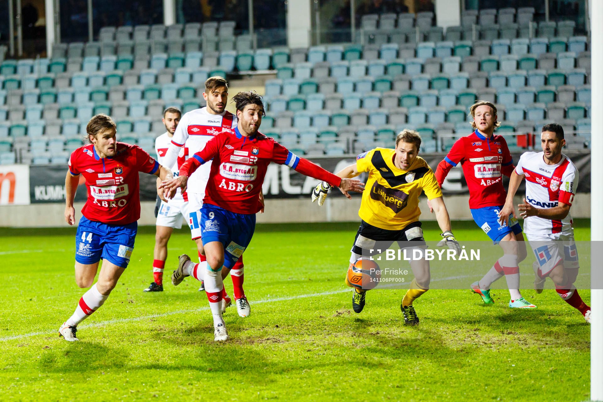 Örgrytes George Mourad kvitterar till 1-1 under fotbollsmatchen i kvalet till Superettan mellan Örgryte och Assyriska den 6 november 2014 i Göteborg.