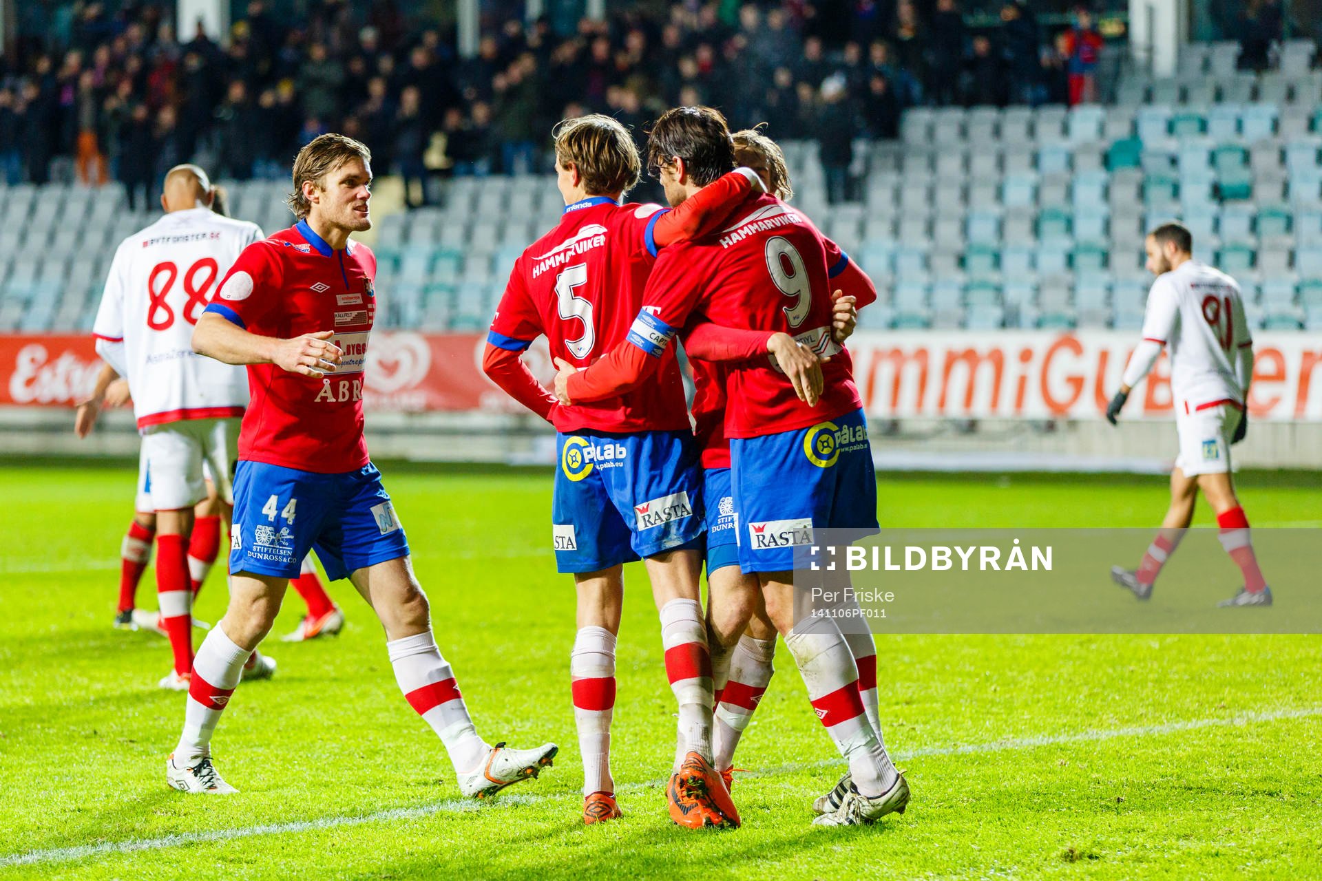 Örgrytes George Mourad gratuleras efter 1-1 målet under fotbollsmatchen i kvalet till Superettan mellan Örgryte och Assyriska den 6 november 2014 i Göteborg.