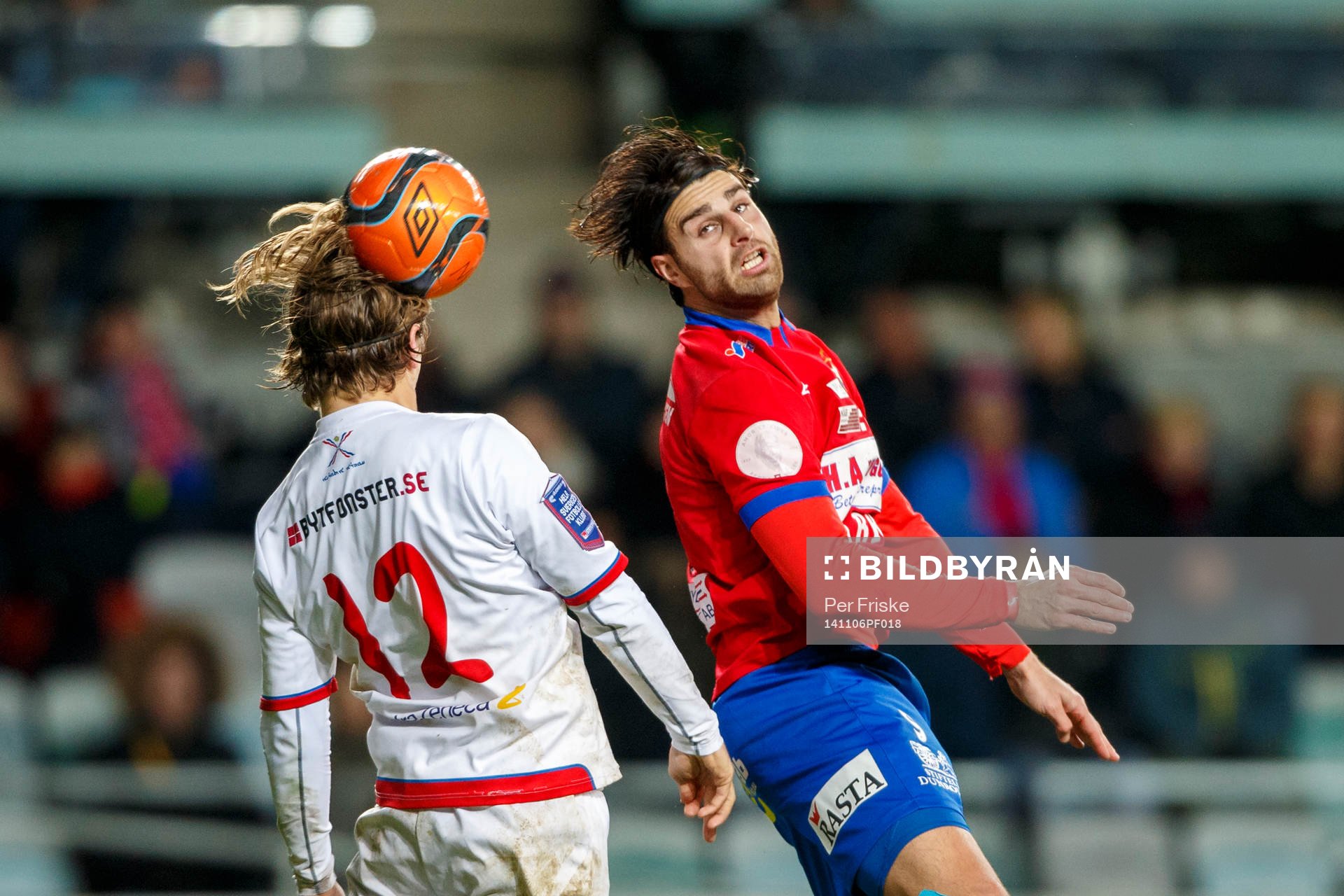 Assyriskas Fredrik Holster och Örgrytes George Mourad under fotbollsmatchen i kvalet till Superettan mellan Örgryte och Assyriska den 6 november 2014 i Göteborg.