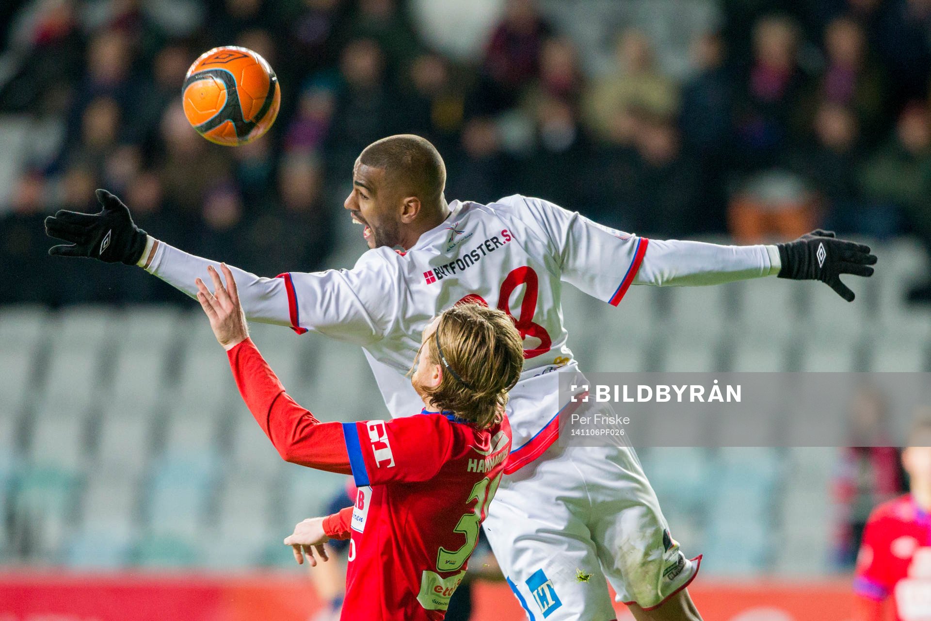 Assyriskas Kyle Konwea och Örgrytes Nicolas Sandberg
