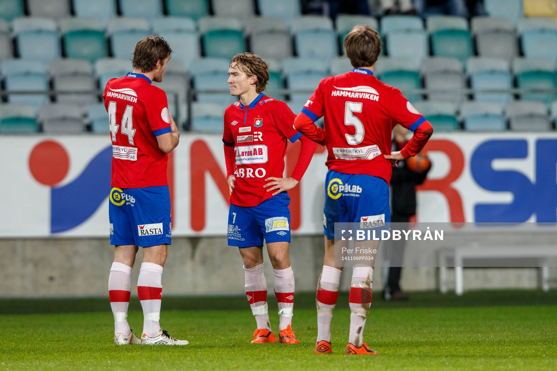 Örgrytes David Leinar och Örgrytes Jakob Lindström pratar under fotbollsmatchen i kvalet till Superettan mellan Örgryte och Assyriska den 6 november 2014 i Göteborg.