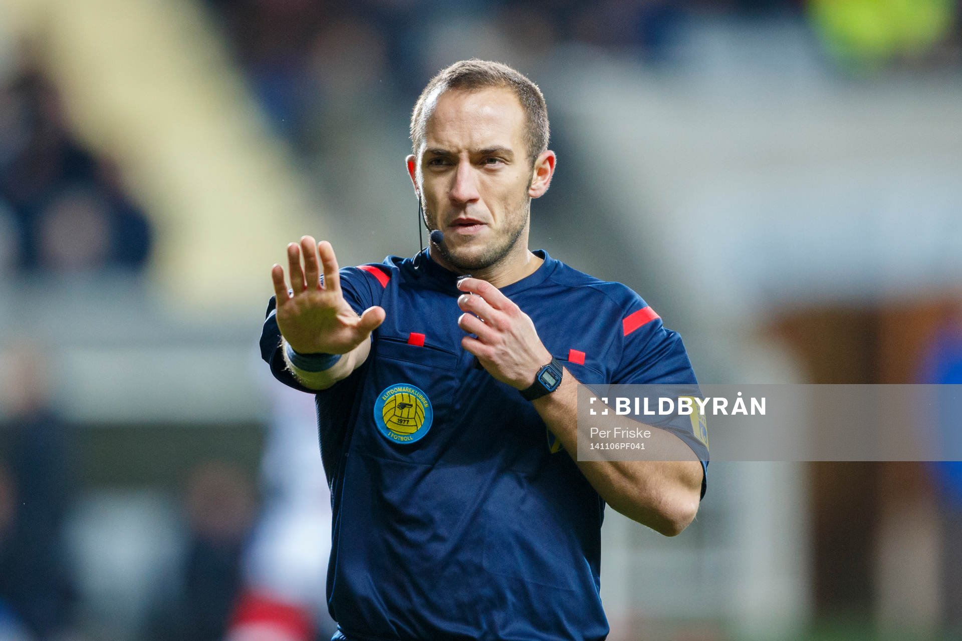 Domare Kaspar Sjöberg under fotbollsmatchen i kvalet till Superettan mellan Örgryte och Assyriska den 6 november 2014 i Göteborg.
