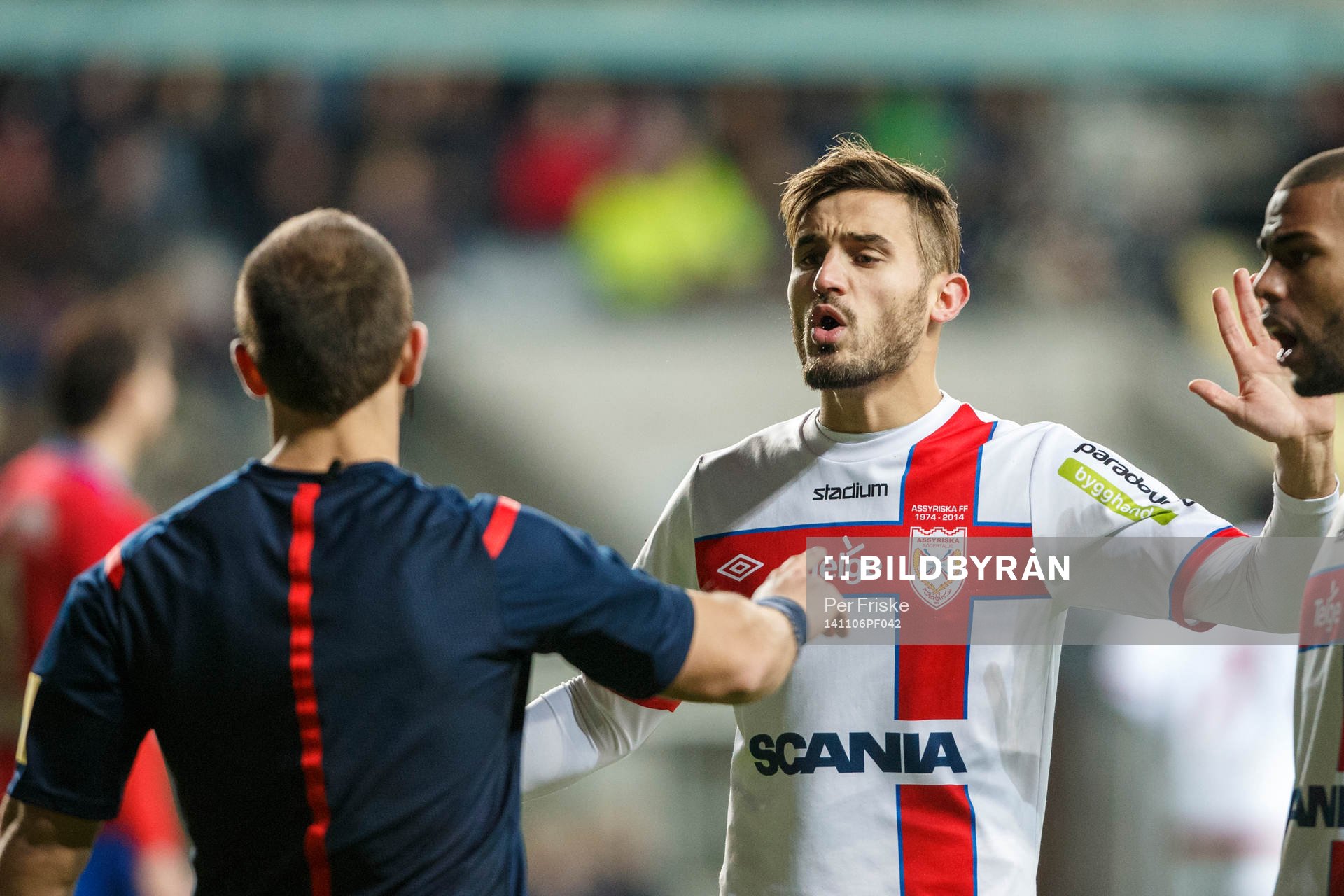 Assyriskas Sotiris Papagiannopoulos diskuterar med domare