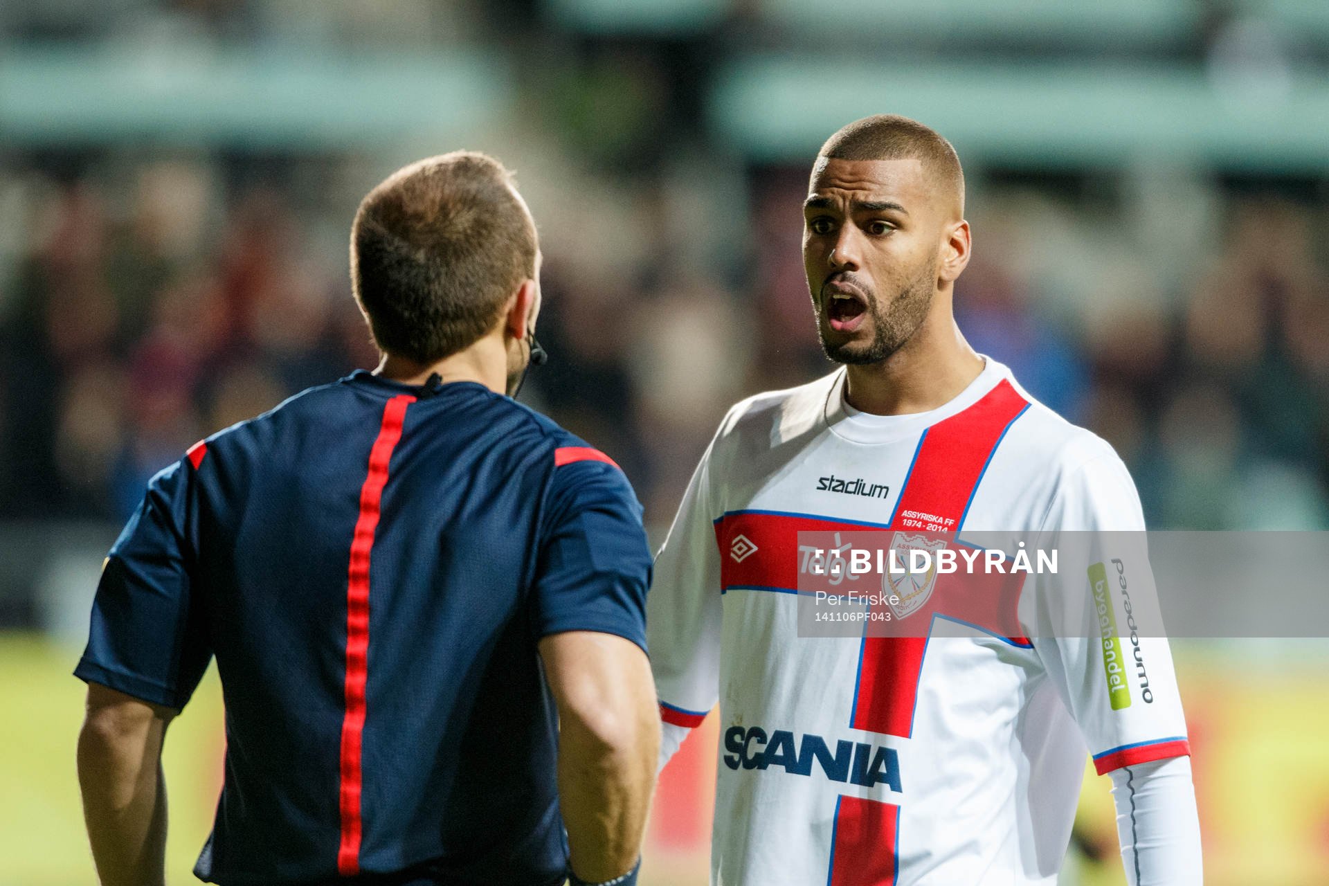 Assyriskas Kyle Konwea diskuterar med domare Kaspar Sjöberg