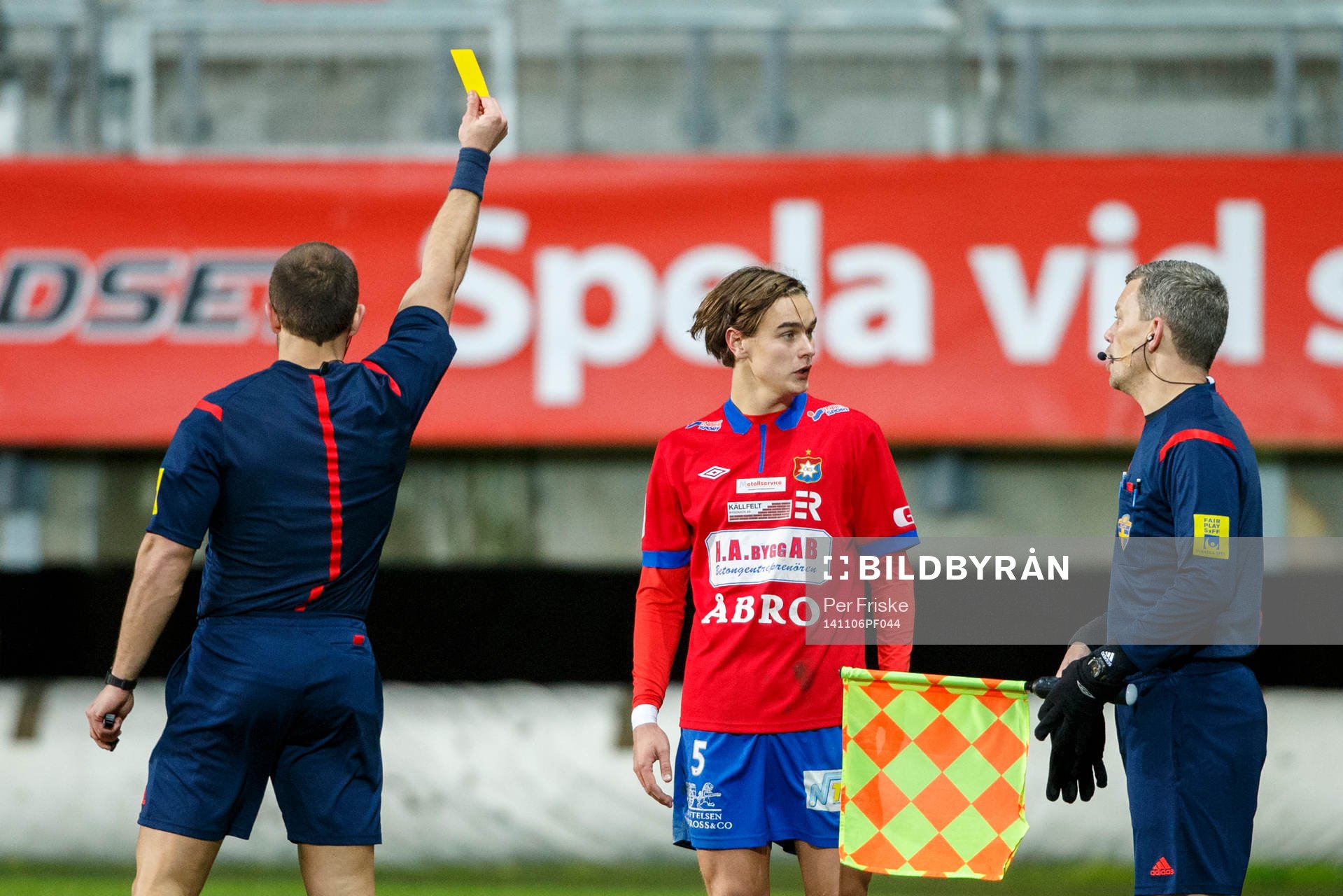 Örgrytes Carl Hawunger får gult kort av domare Kaspar