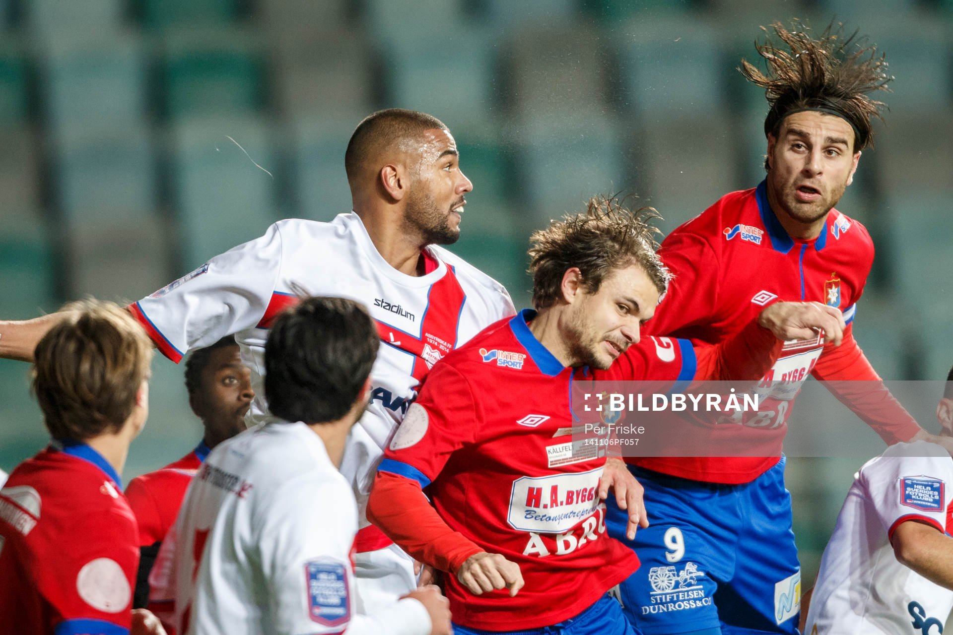 Assyriskas Kyle Konwea i en nickduell med Örgrytes Hannes