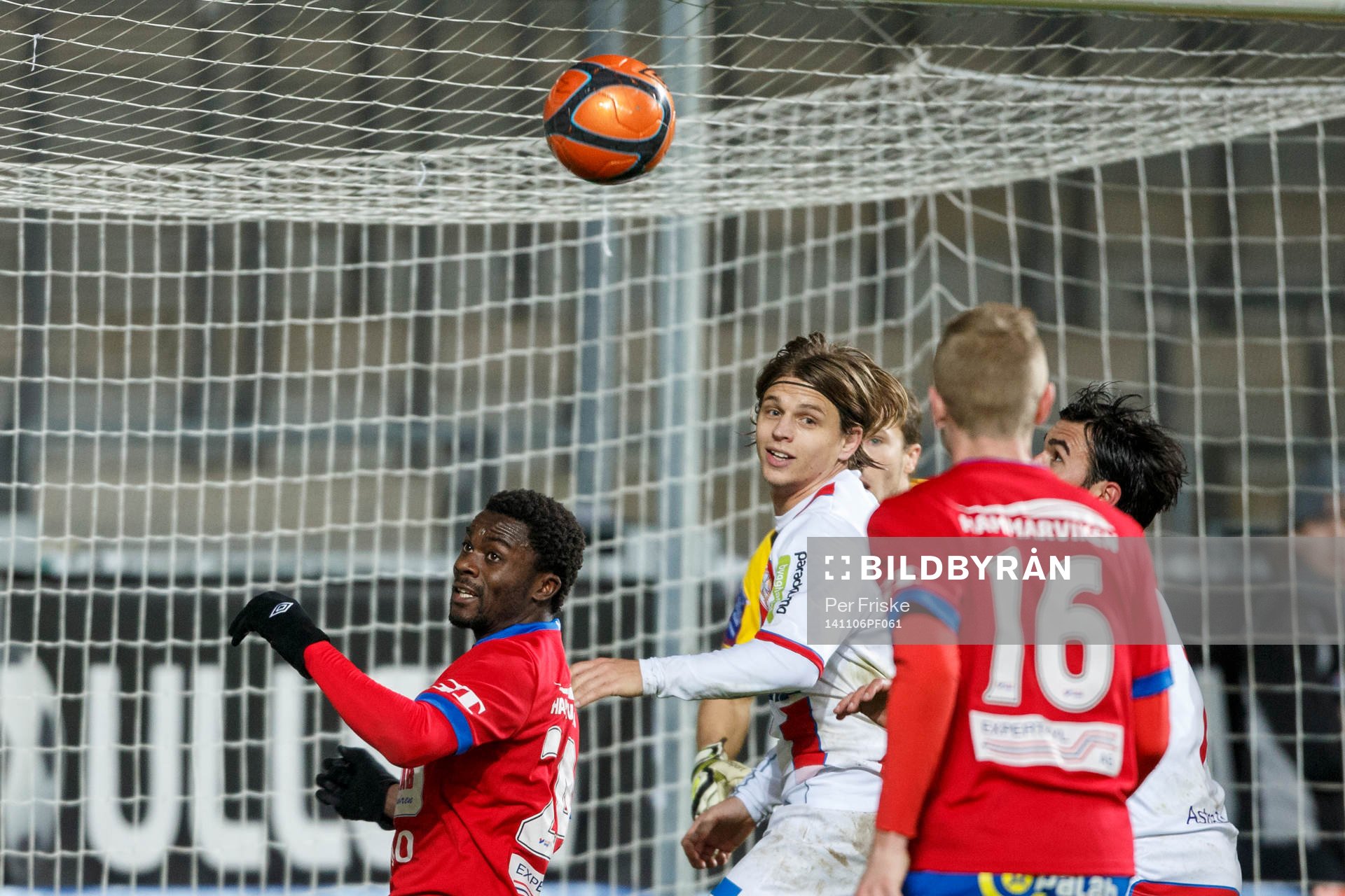 Örgrytes Frantz Pangop och Assyriskas Fredrik Holster i kamp om bollen under fotbollsmatchen i kvalet till Superettan mellan Örgryte och Assyriska den 6 november 2014 i Göteborg.
