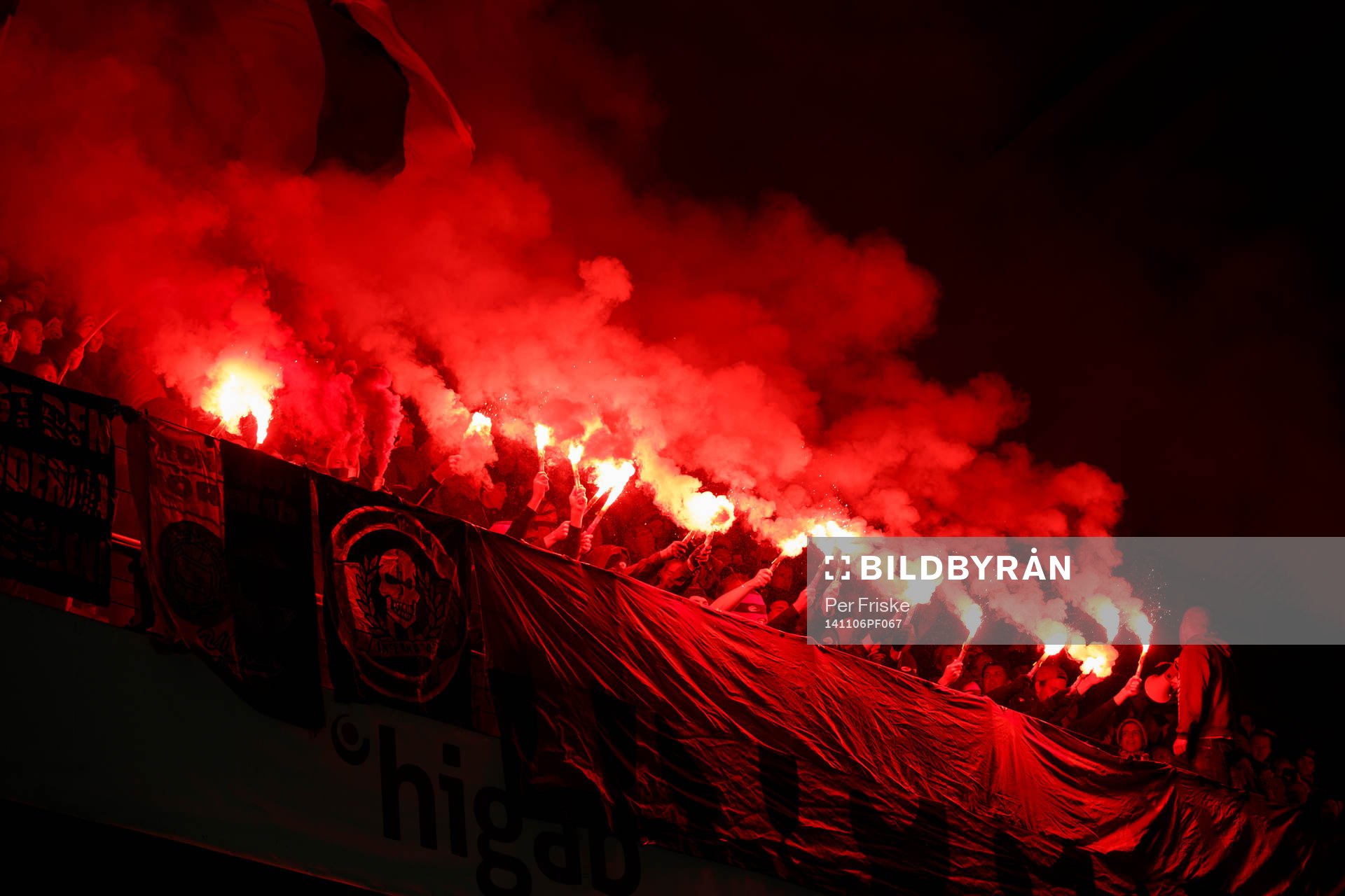 Örgrytes supportrar bränner bengaler innan