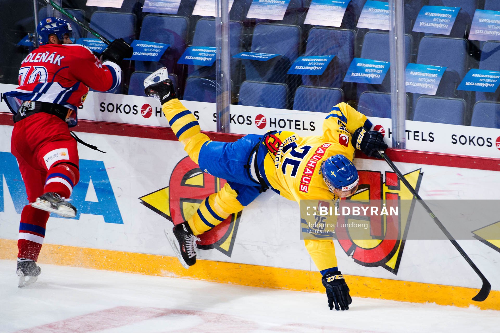 Tjeckiens Radek Smolenak tacklar Sveriges Andreas Engqvist