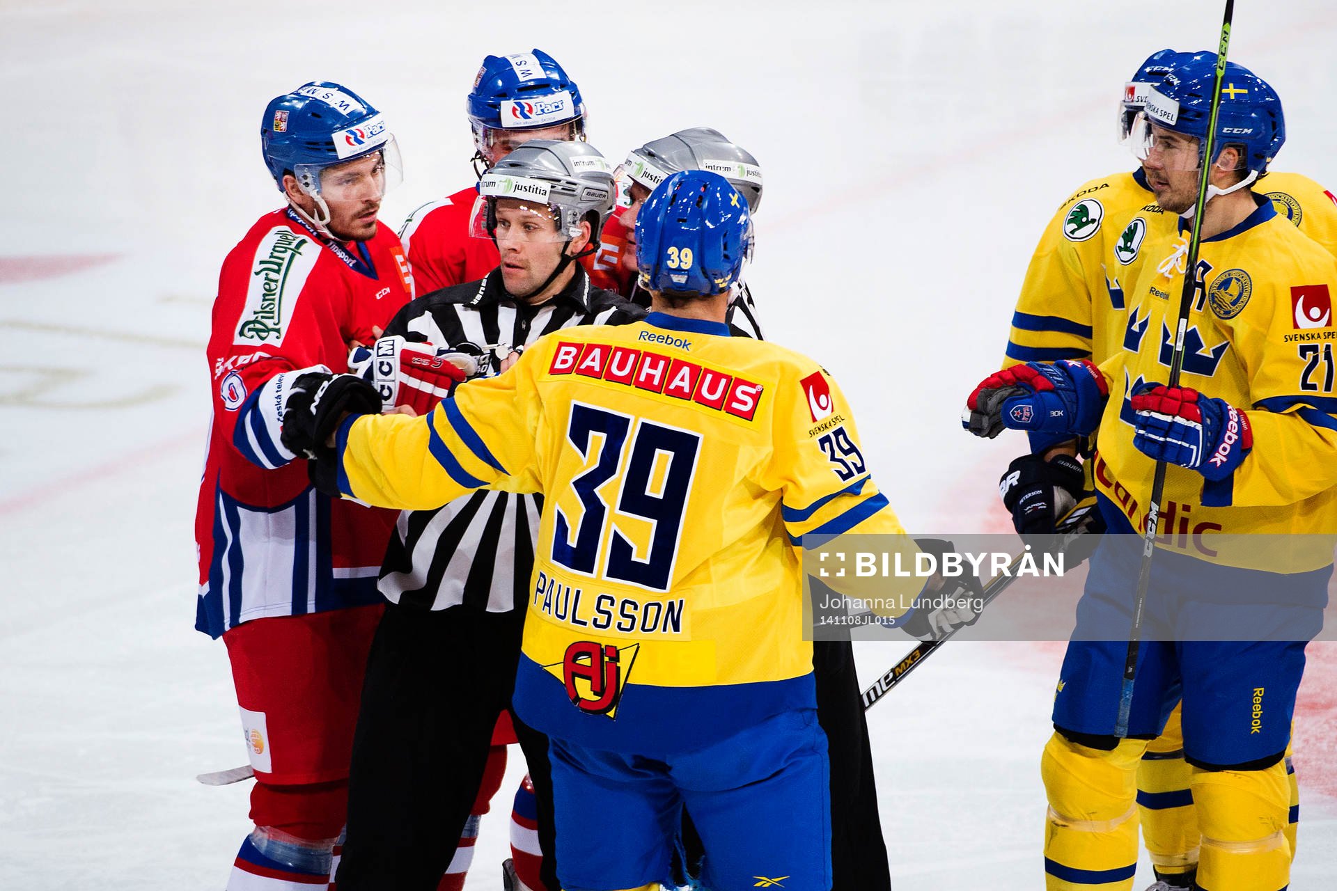 Tjeckiens Michal Kempny och Sveriges Marcus Paulsson i