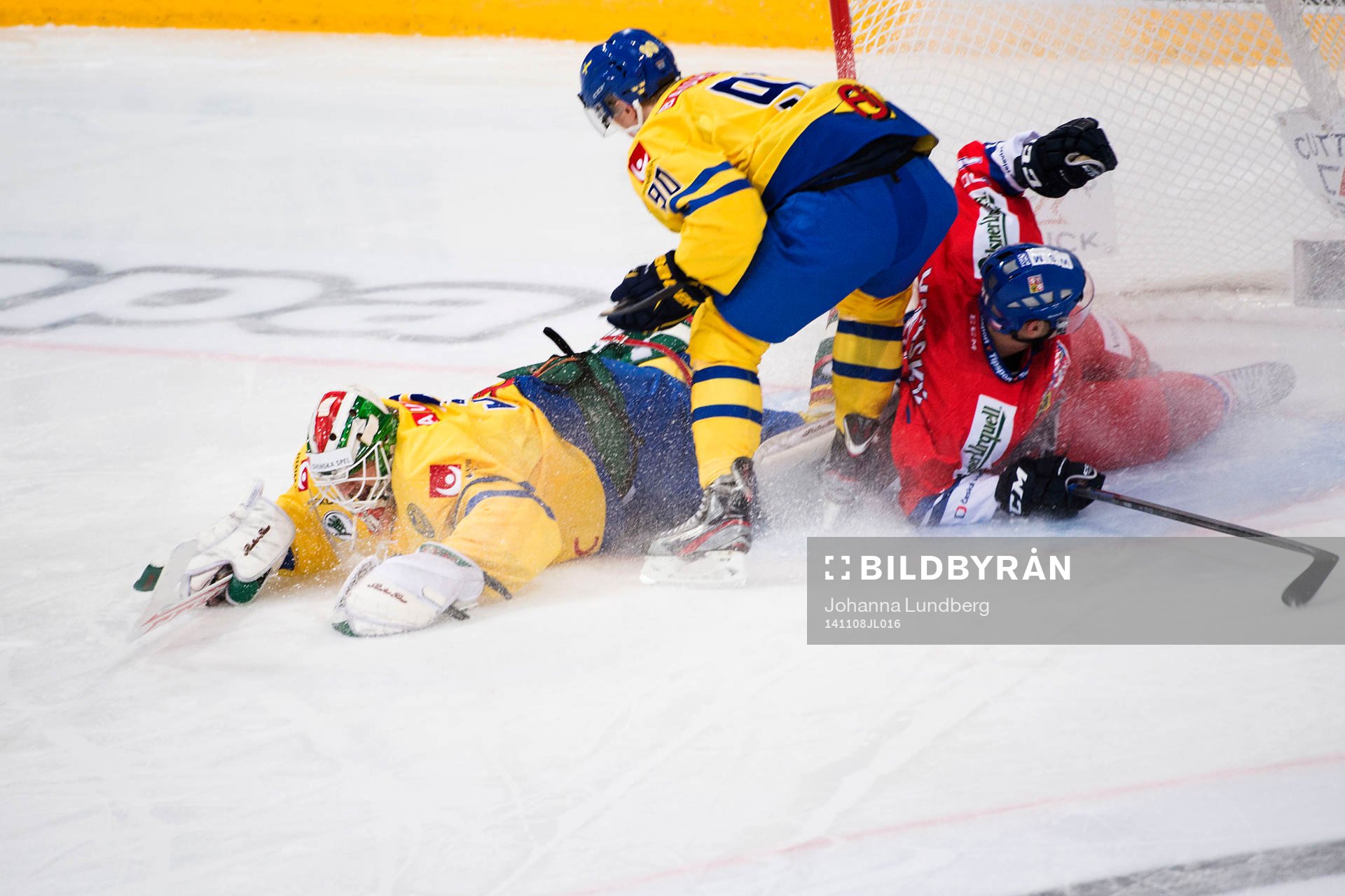 Sveriges målvakt Anders Nilsson blir påkörd
