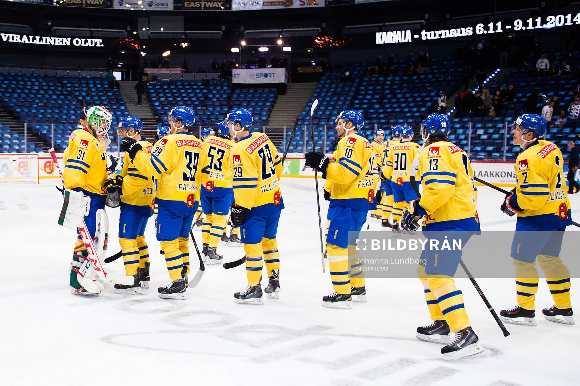 Sveriges spelare jublar med målvakt Anders Nilsson