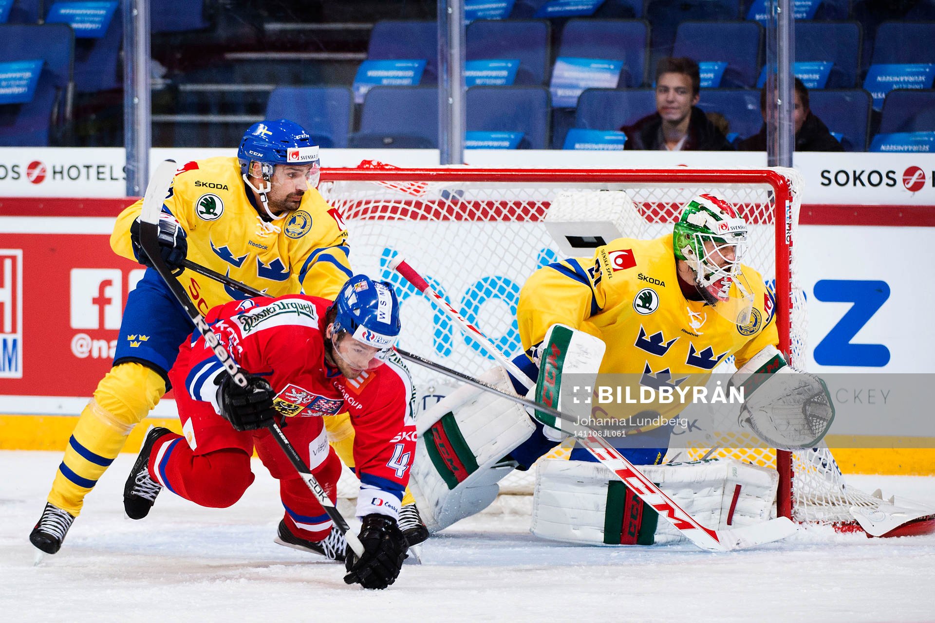 Sveriges Daniel Rahimi trycker till Tjeckiens Petr Pohl