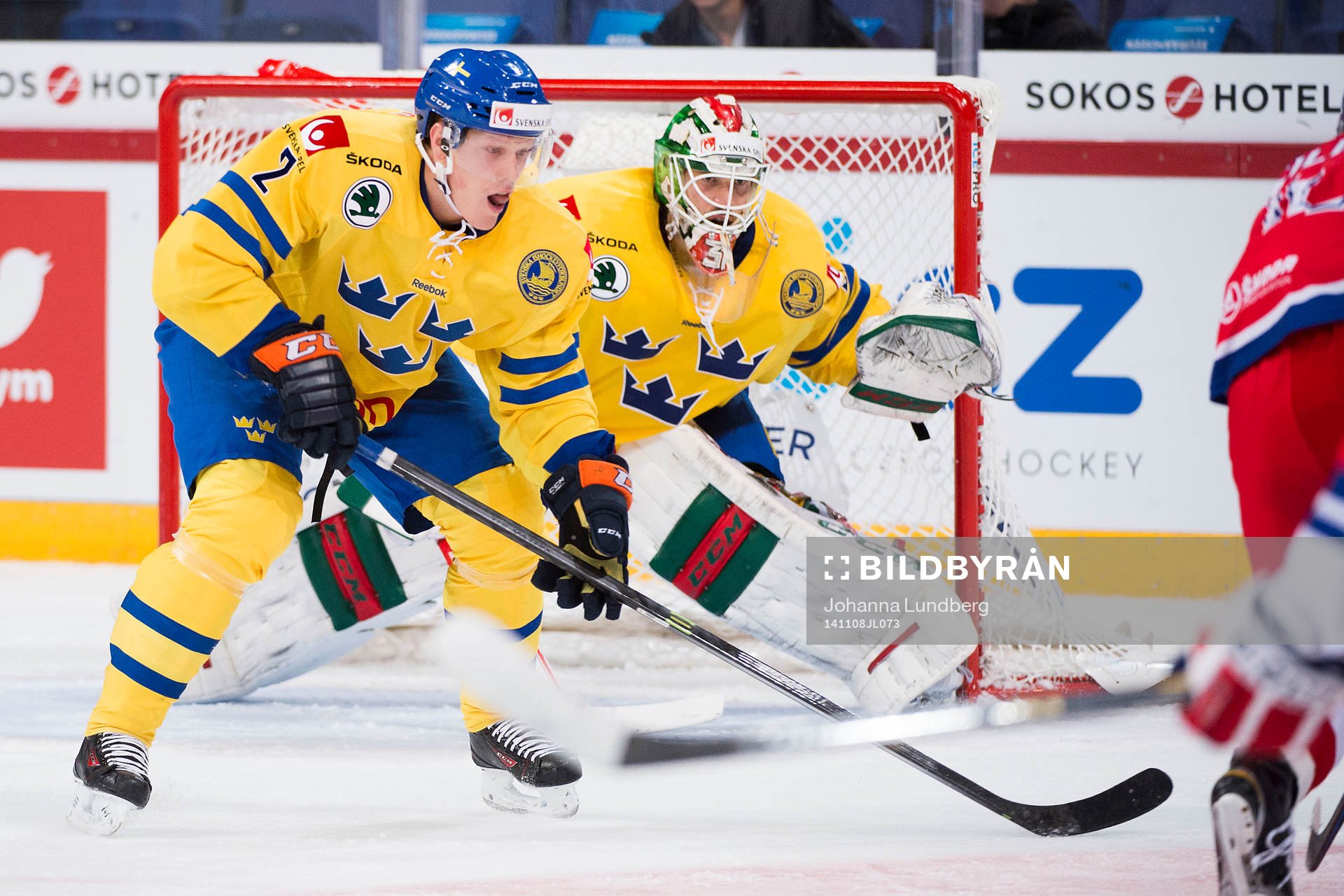 Sveriges Nickas Lundgren framför Sveriges målvakt Anders