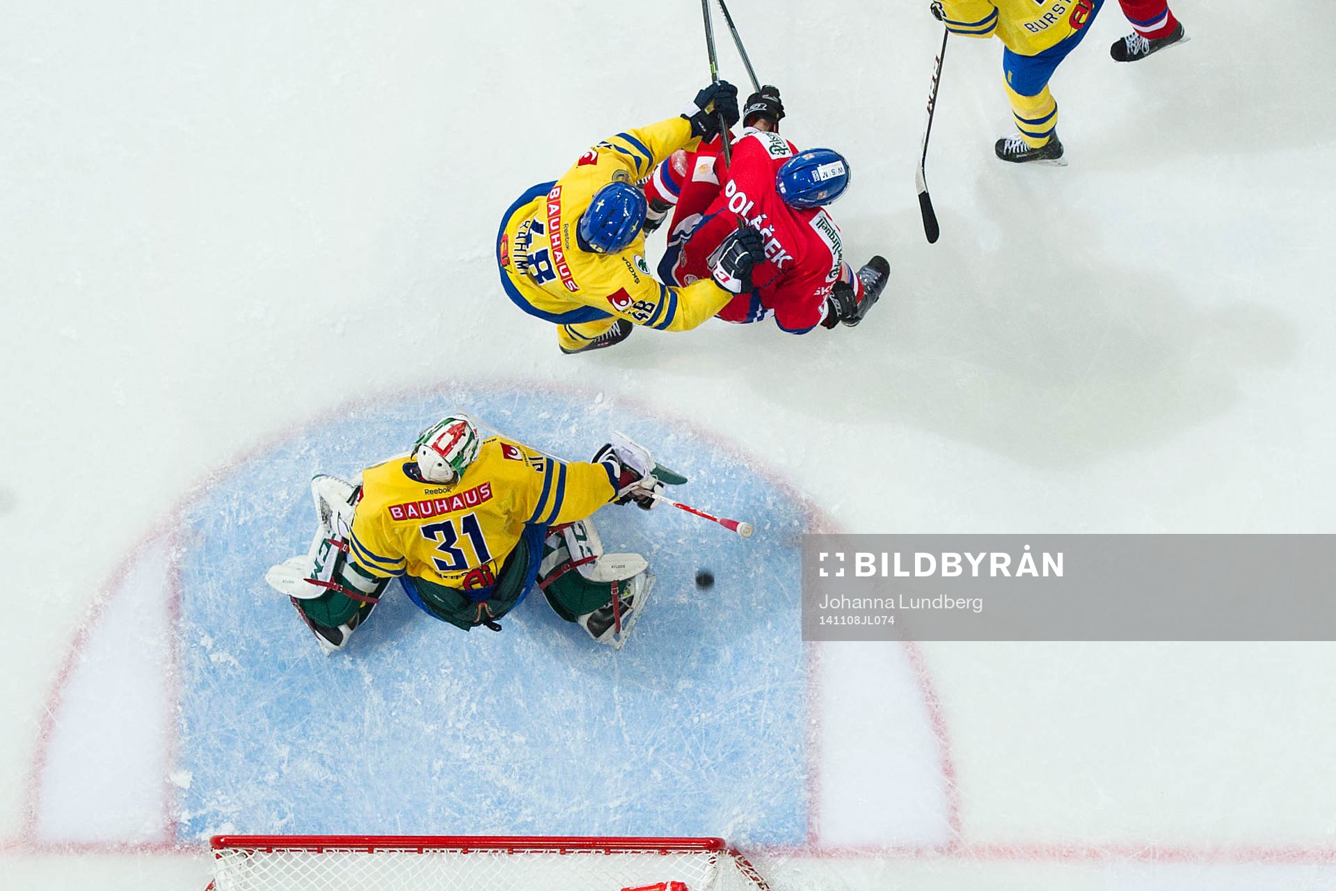 Tjeckiens Petr Zamorsky gör 2-2 bakom Sveriges målvakt