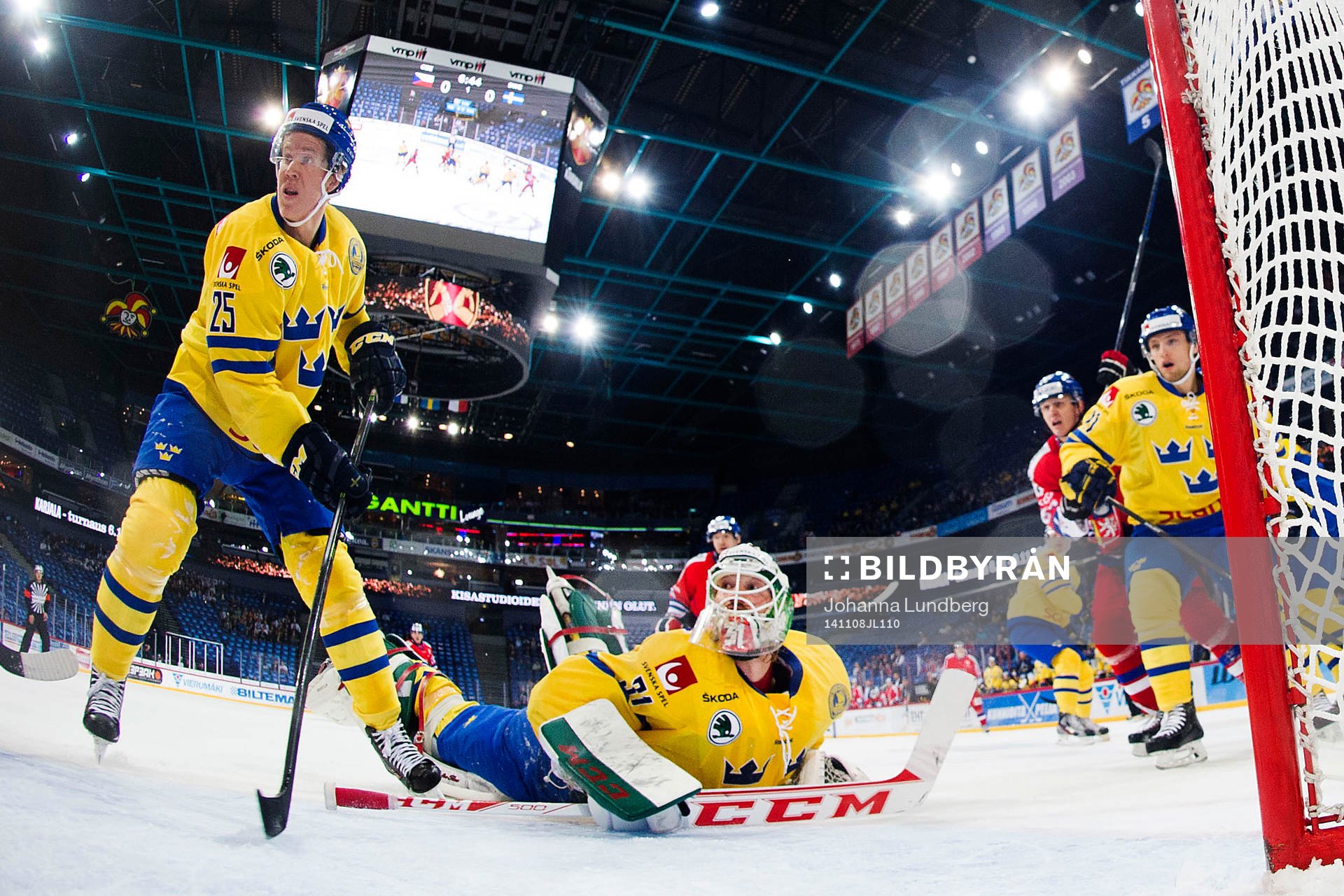 Sveriges Andreas Engqvist och målvakt Anders Nilsson tittar