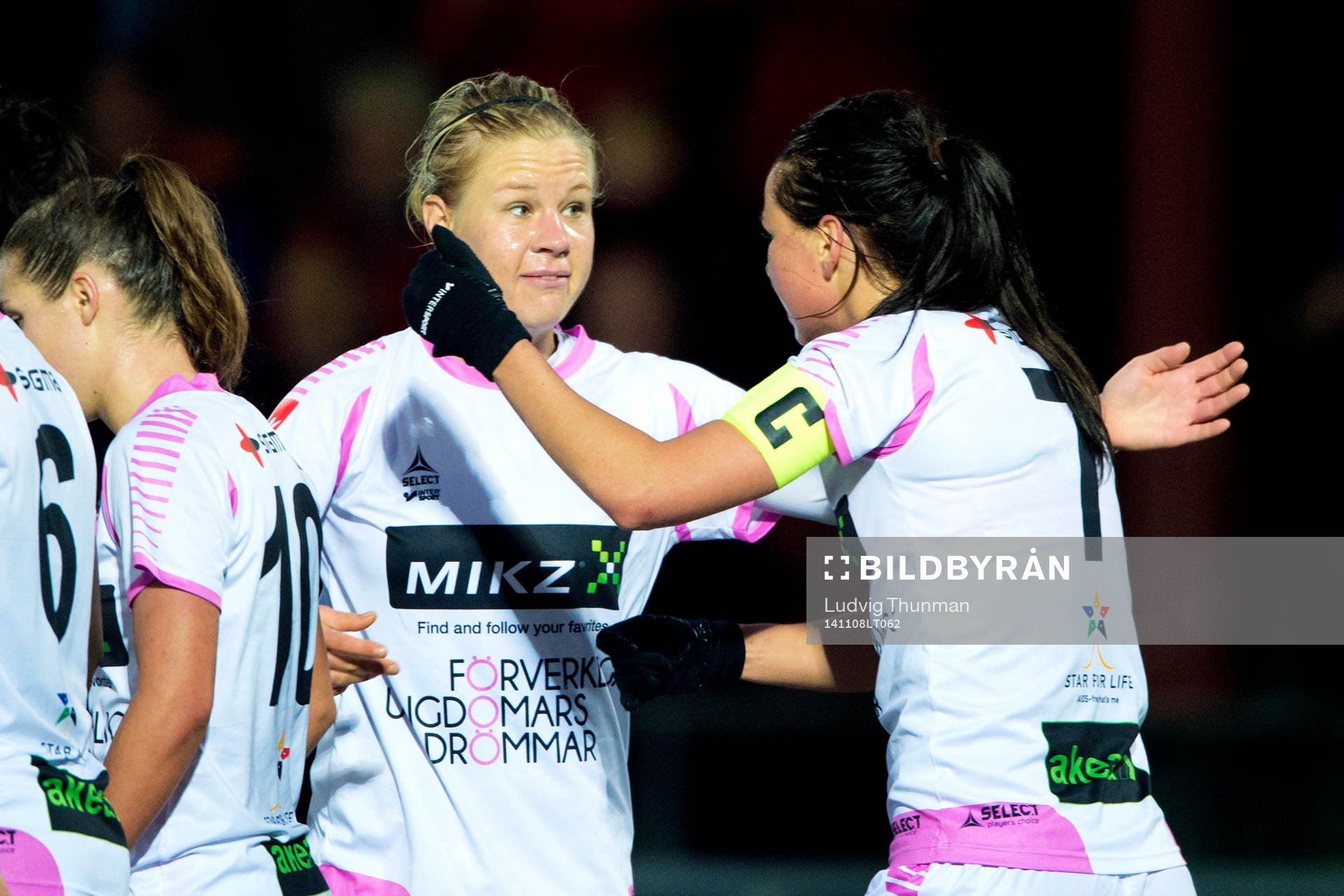 Rosengårds Katrin Schmidt kramas om av Sara Björk