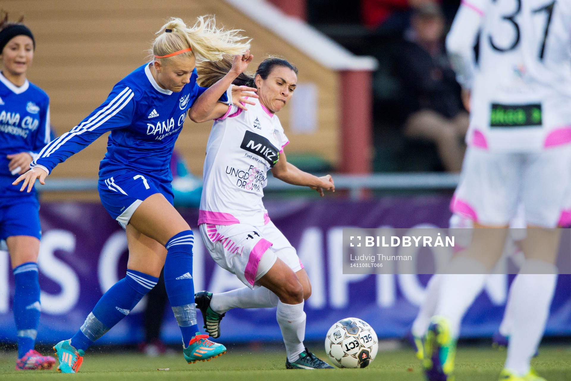 Rosengårds Marta Viera Da Silva jagas av Fortuna Hjørrings Line Jensen under fotbollsmatchen i Champions League mellan FC Rosengård och Fortuna Hjørring den 8 november 2014 i Malmö.