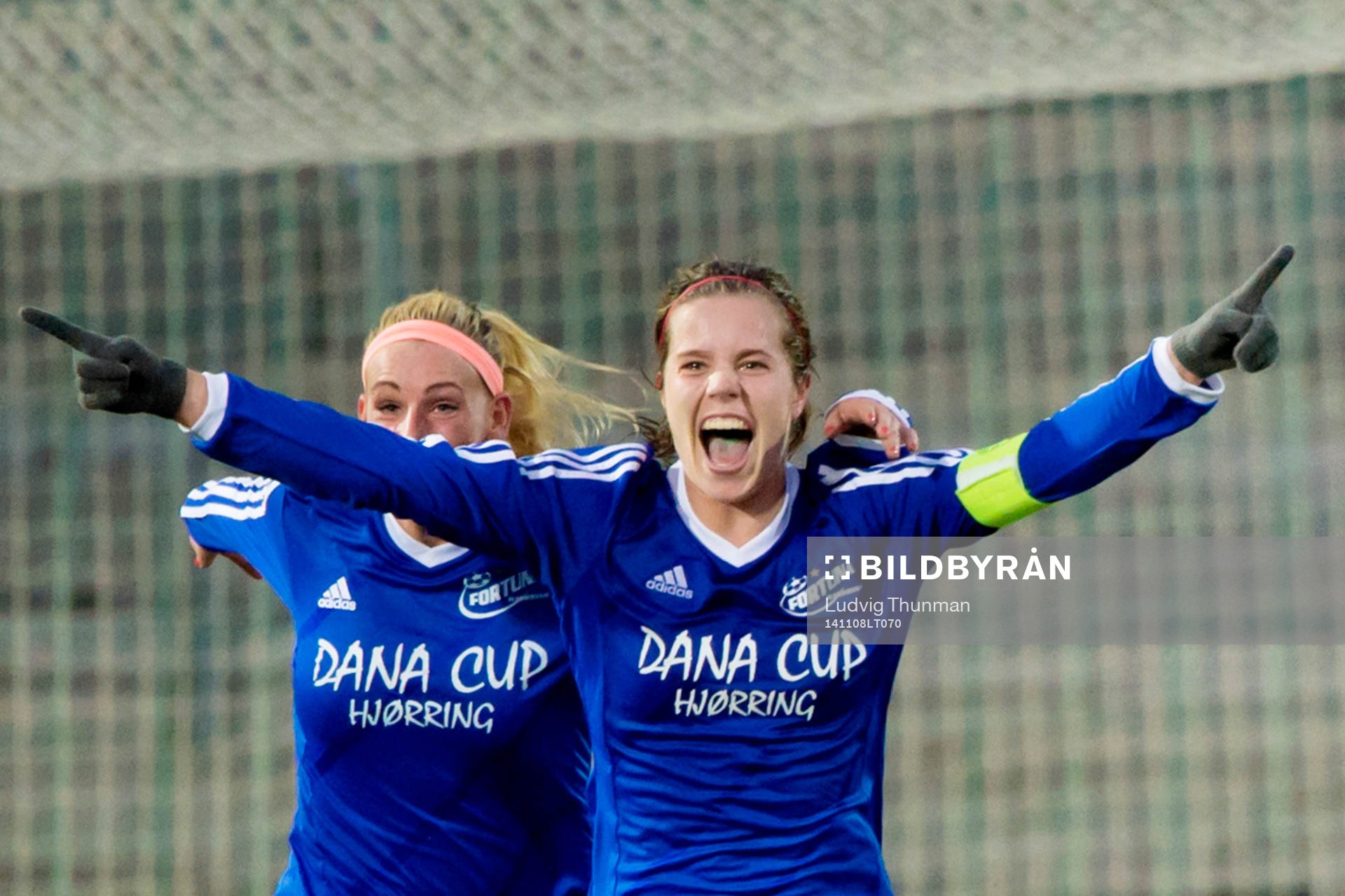Fortuna Hjørrings Sofie Junge firar 11-1 med Camilla Kur