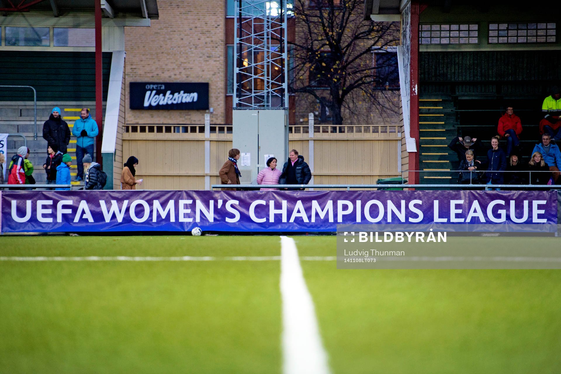 En skylt med UEFA Women's Champions League