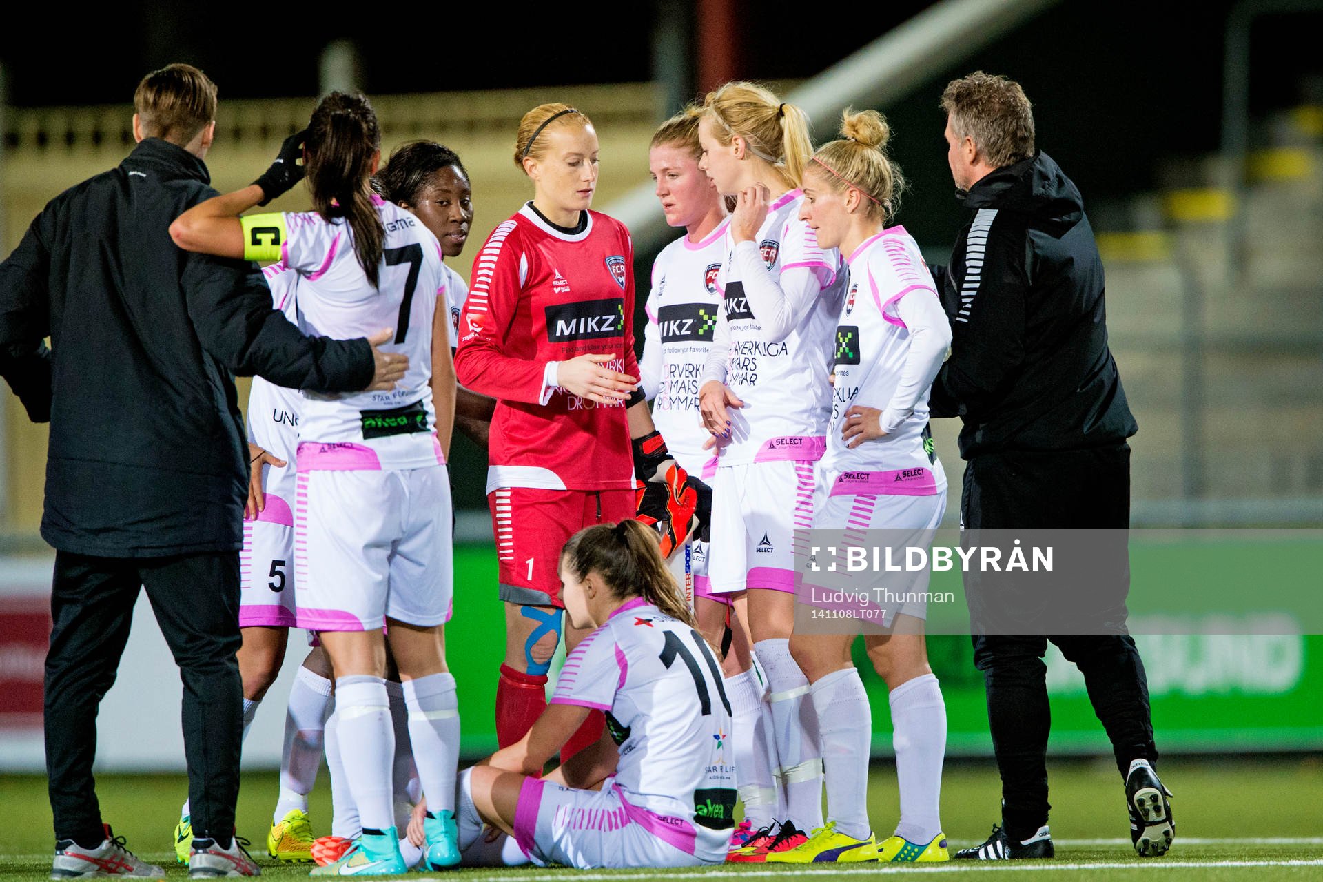 Rosengårds spelare med målvakt Kathrin Längert i mitten