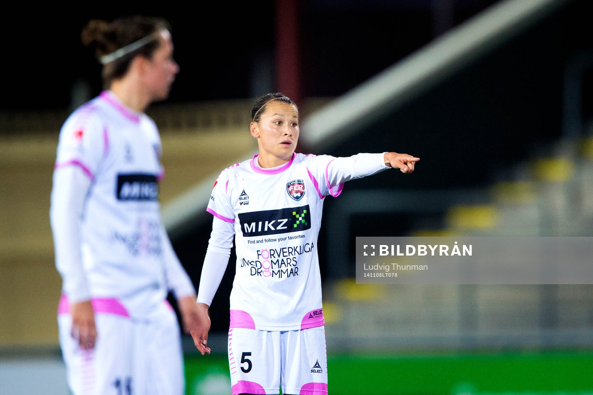 Rosengårds Alexandra Riley pekar