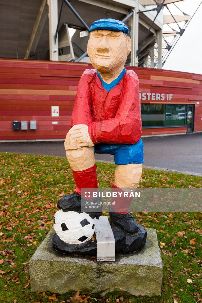 Stig Svenssons staty utanför Myresjöhus arena