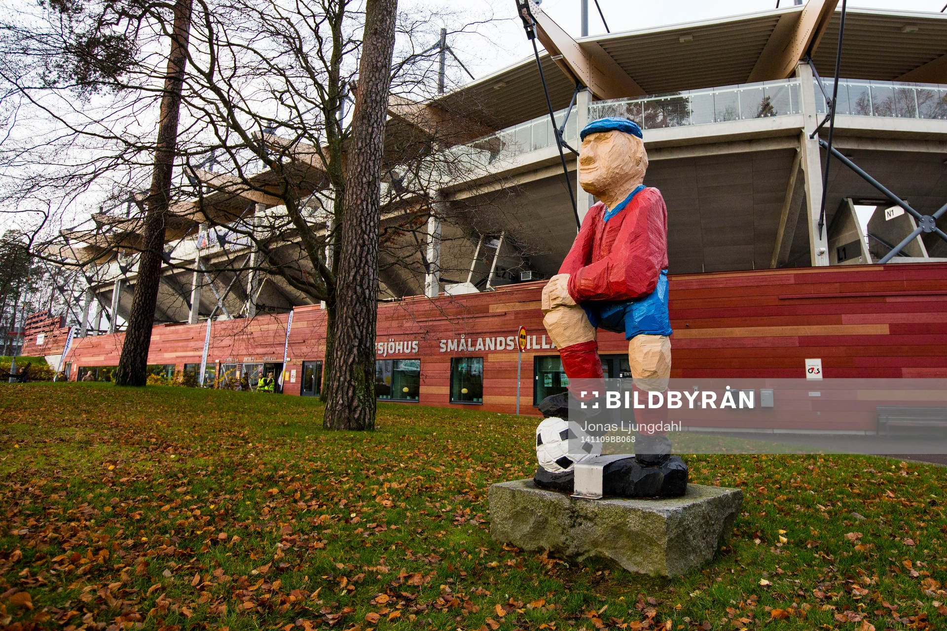 Stig Svenssons staty utanför Myresjöhus arena