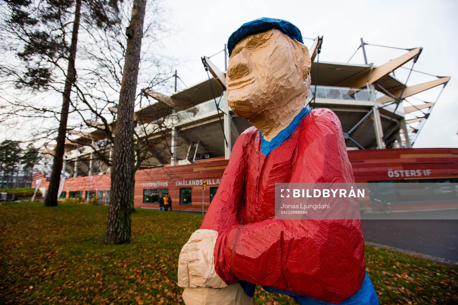 Stig Svenssons staty utanför Myresjöhus arena