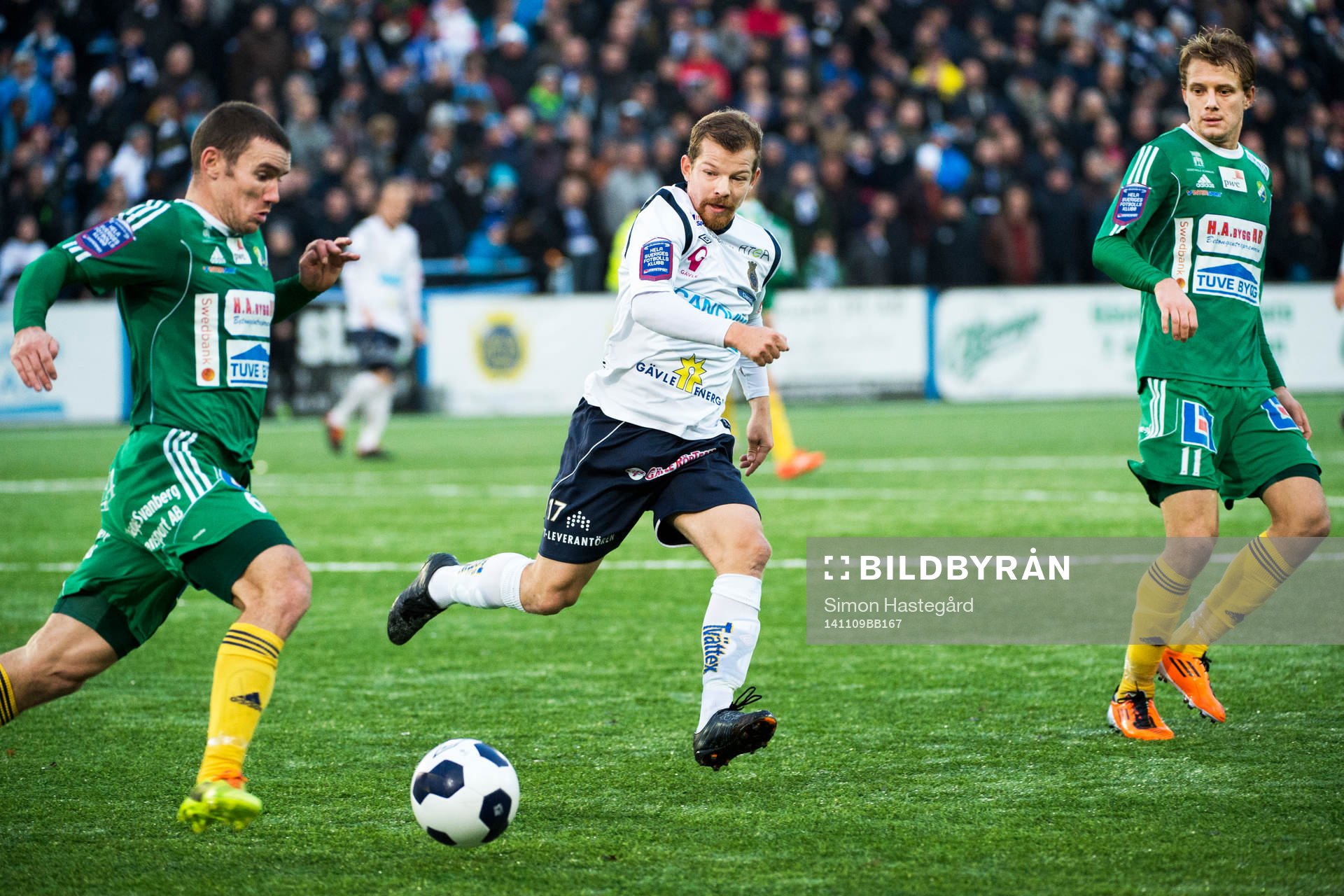 Ljungskiles James Sinclair och Jakob Olsson i kamp med Gefles Jonas Lantto under fotbollsmatchen i kvalet till Allsvenskan mellan Gefle och Ljungskile den 9 november 2014 i Gävle.
