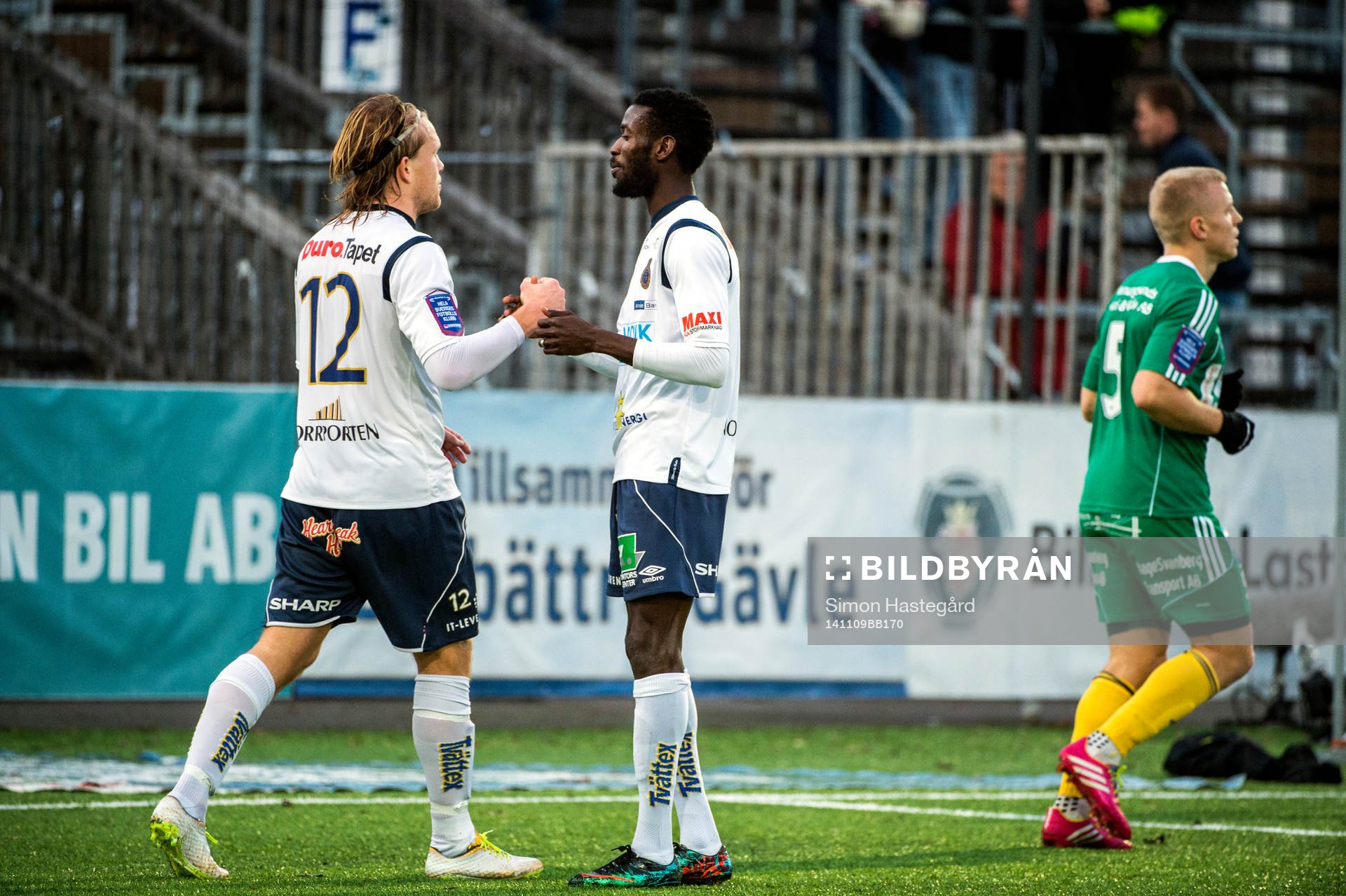 Gefles Anders Bååth och Dioh Williams tar i hand