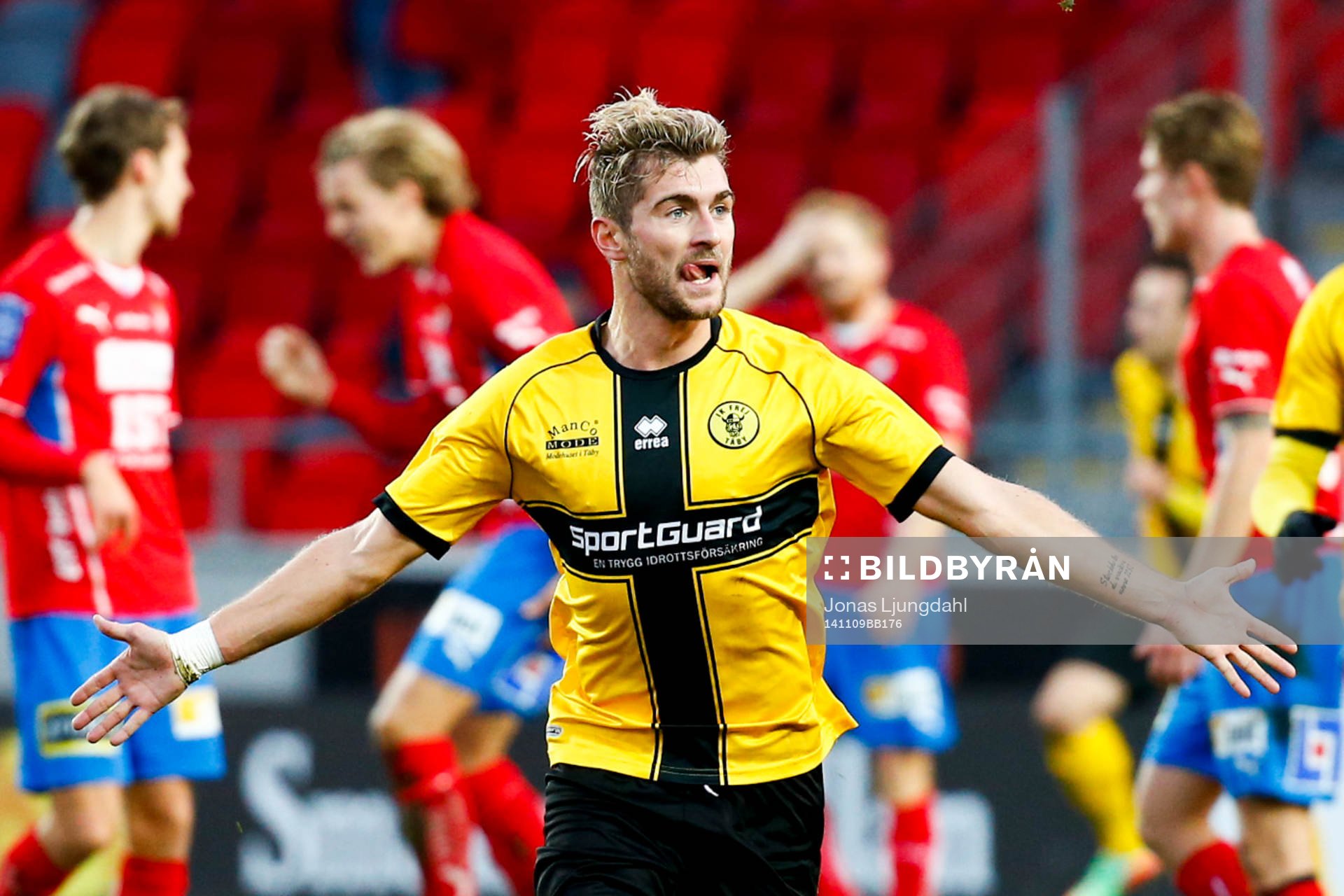 Frejs Christophe Lallet jublar efter 1-1 under fotbollsmatchen i kvalet till Superettan mellan Öster och Frej den 9 november 2014 i Växjö.