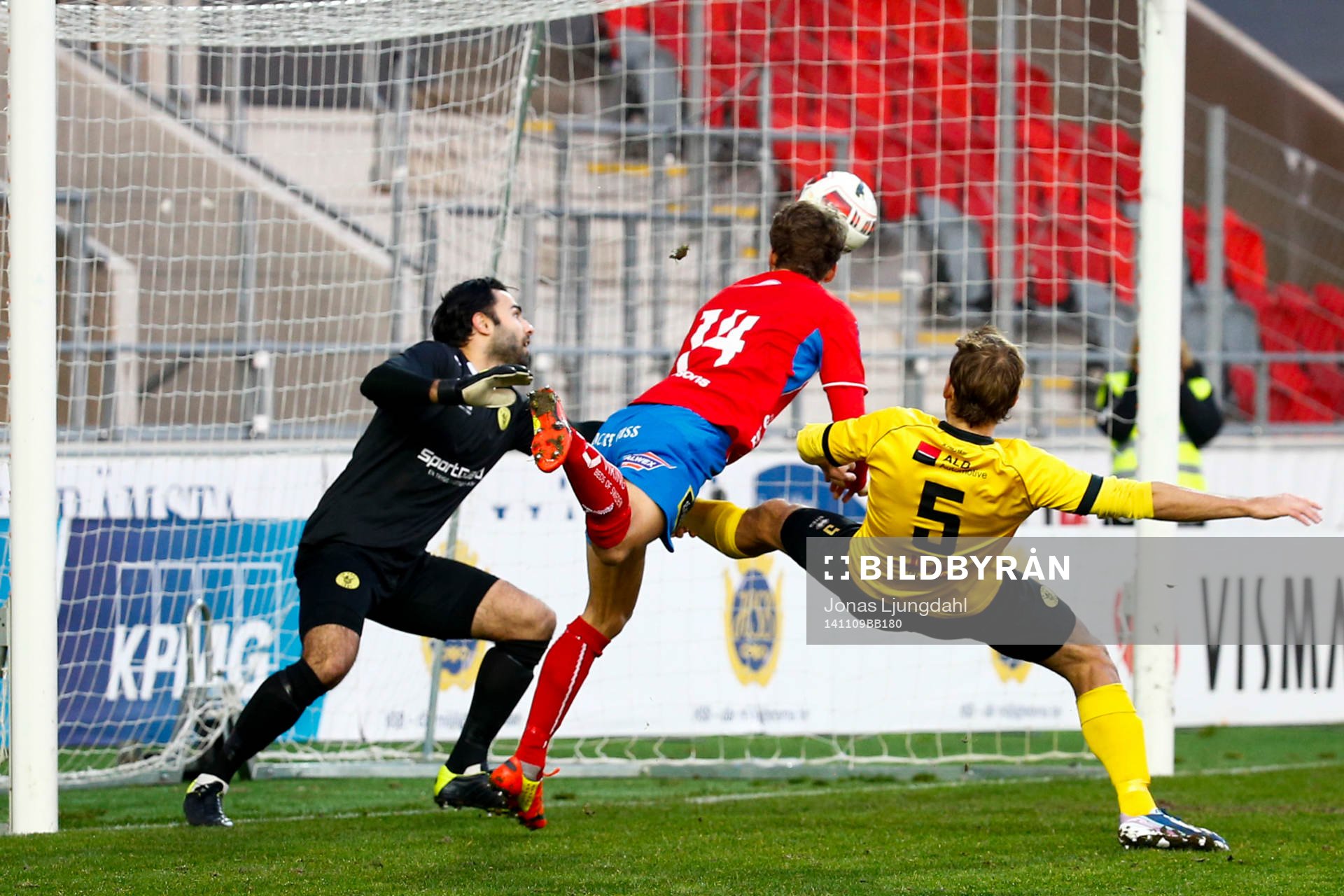 Östers Alexander Henningsson nickar in 1-0