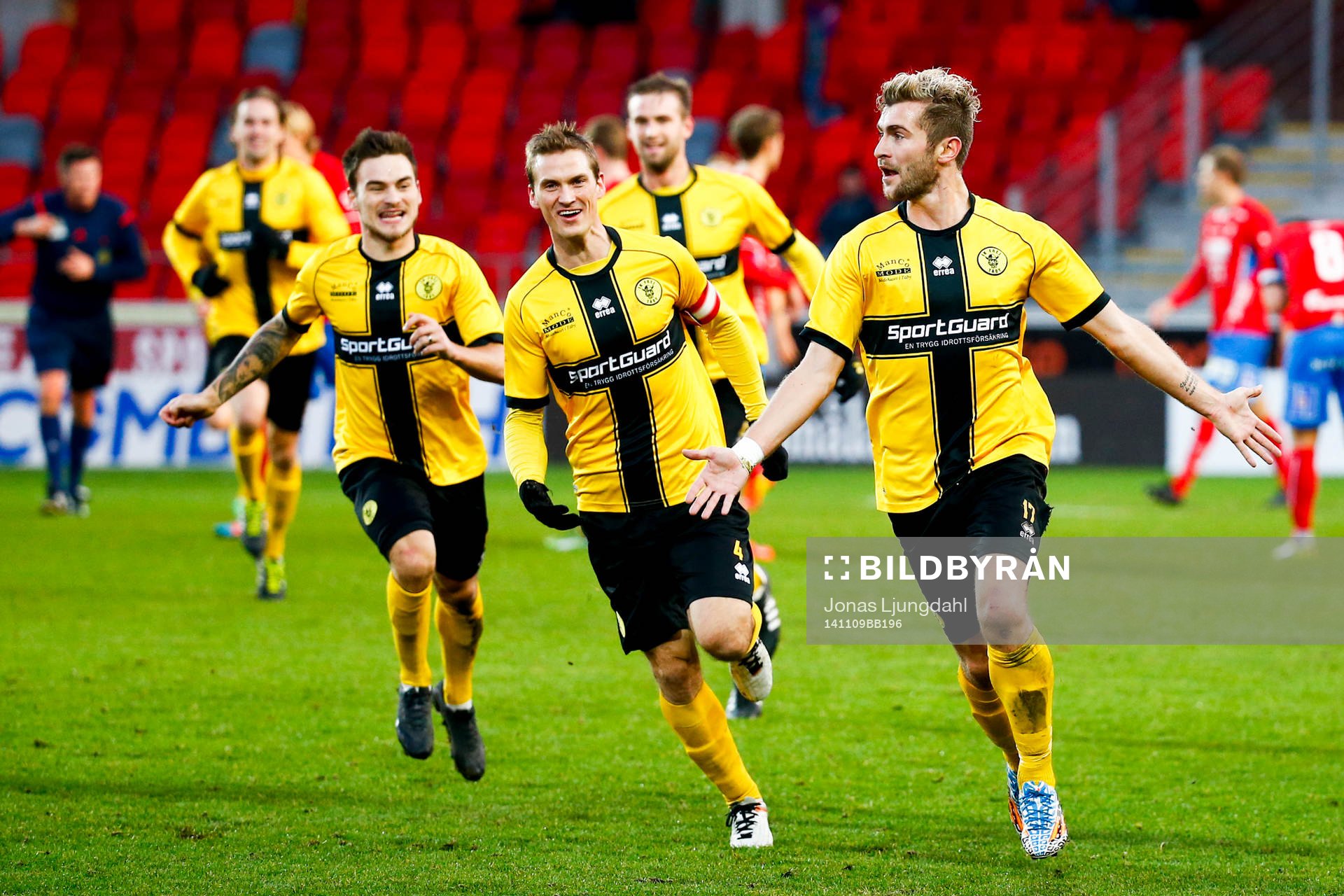 Frejs Christophe Lallet (th) och Jonatan Lundevall (m) jublar efter 1-1 under fotbollsmatchen i kvalet till Superettan mellan Öster och Frej den 9 november 2014 i Växjö.