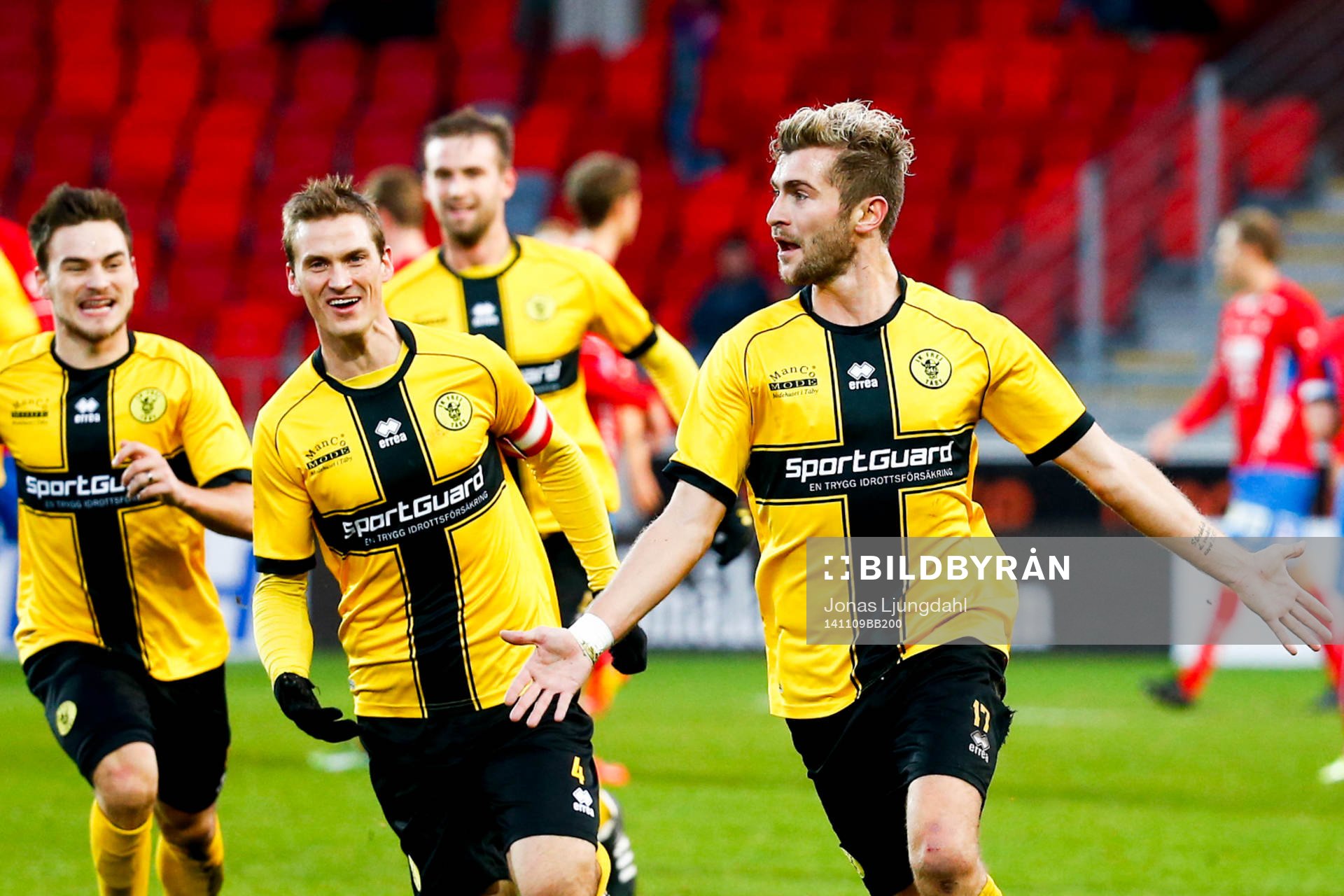 Frejs Christophe Lallet (th) och Jonatan Lundevall (m) jublar efter 1-1 under fotbollsmatchen i kvalet till Superettan mellan Öster och Frej den 9 november 2014 i Växjö.