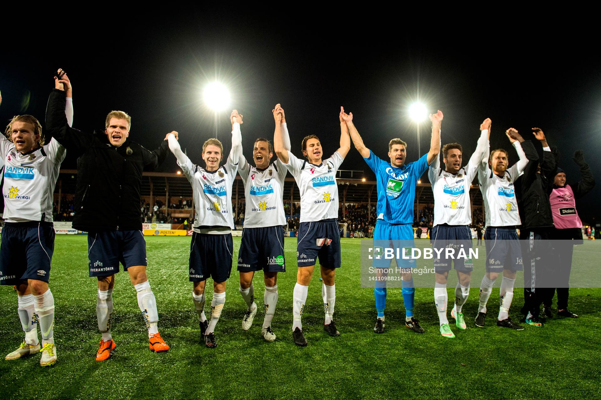 Spelarna i Gefles jublar efter vinst efter fotbollsmatchen i kvalet till Allsvenskan mellan Gefle och Ljungskile den 9 november 2014 i Gävle.