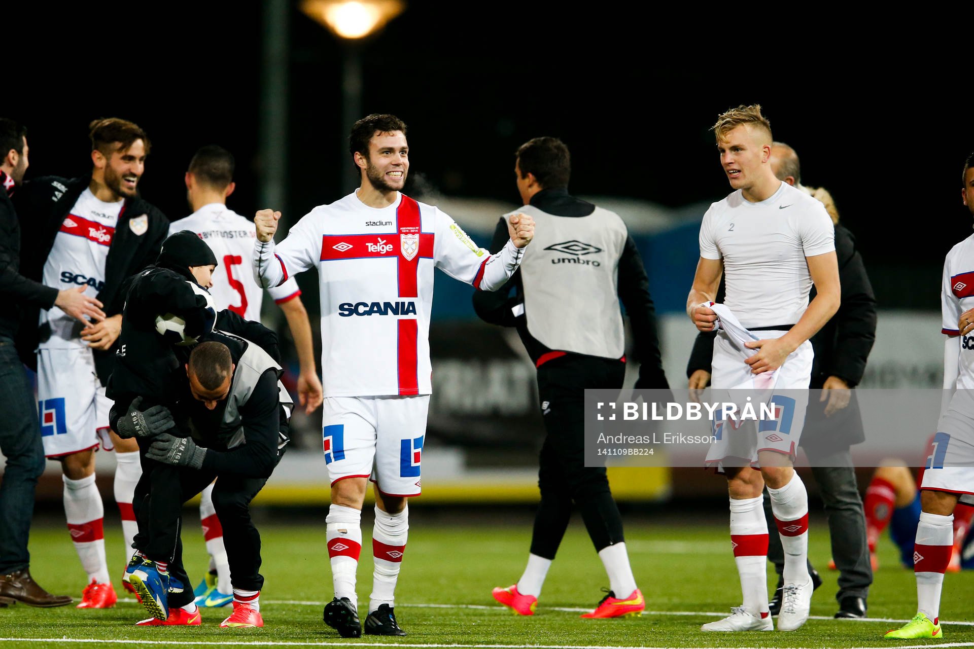 Assyriskas Christoffer Eriksson och övriga spelare jublar