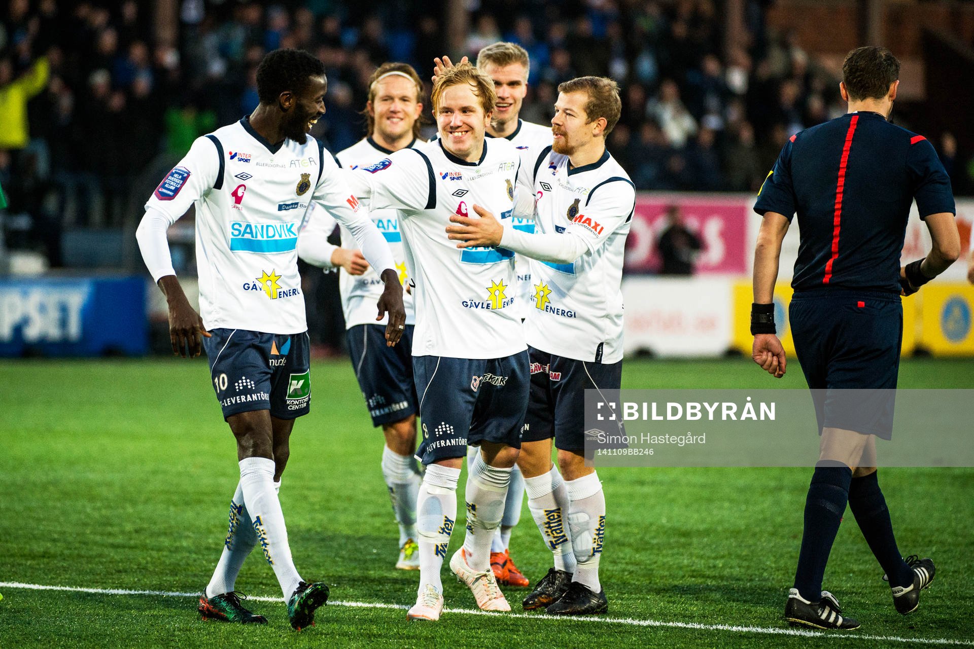 Gefles Simon Lundevall, i mitten, jublar med lagkamraterna