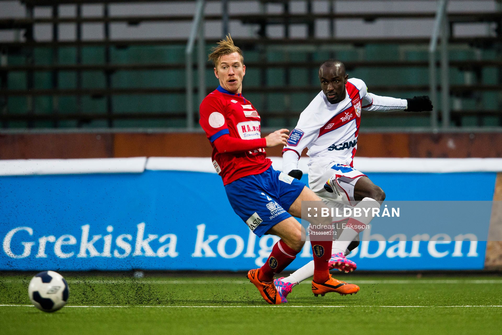 Örgrytes Robin Ingvarsson ser på medan Assyriskas Aziz