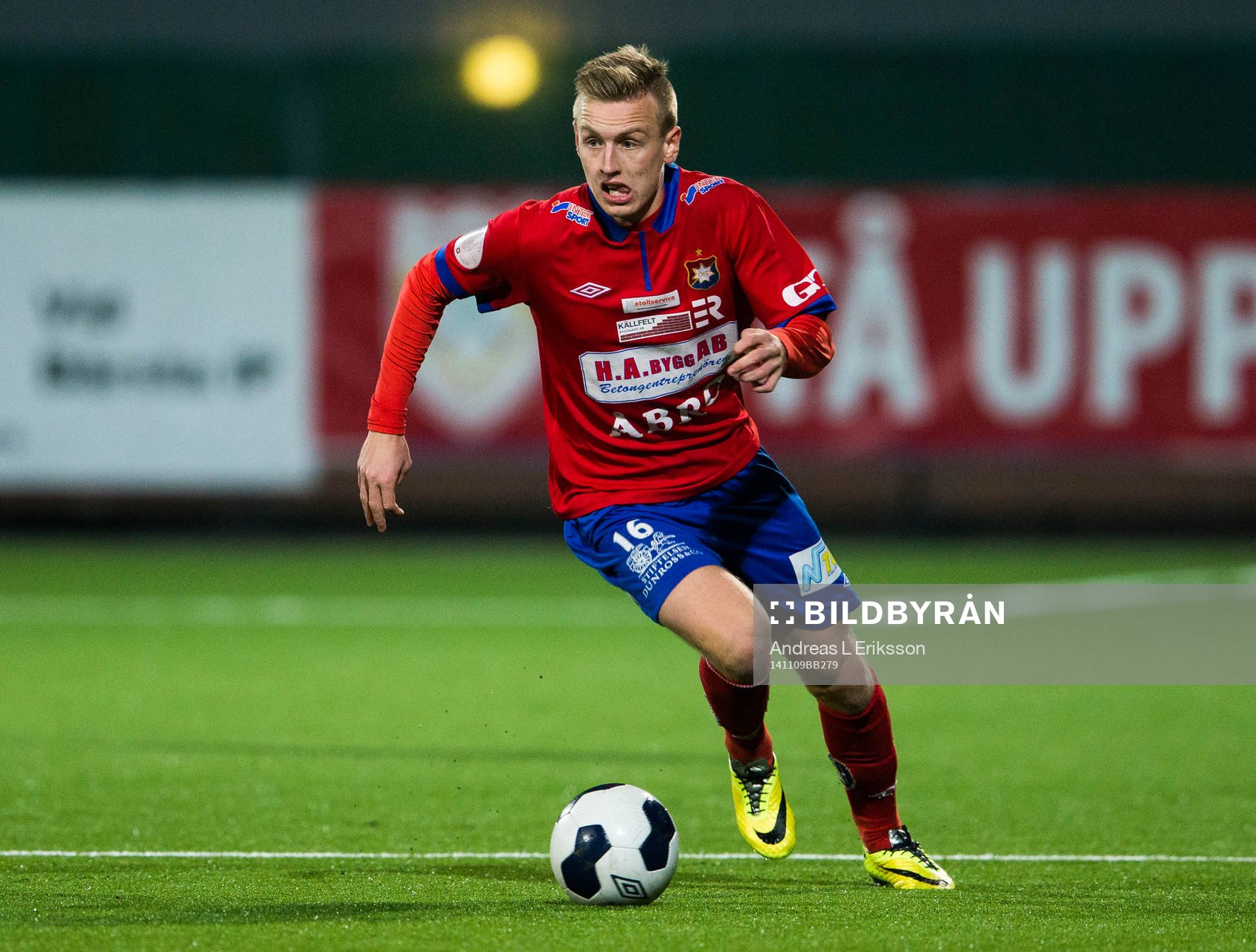 Örgrytes Sebastian Ohlsson med bollen