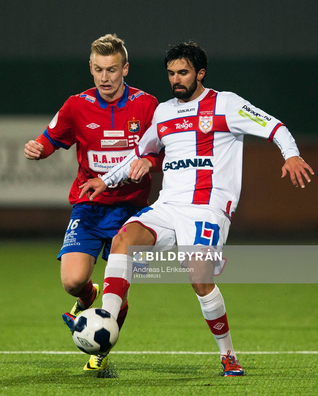 Örgrytes Sebastian Ohlsson i kamp om bollen med Assyriskas Alexander Nilsson under fotbollsmatchen i kvalet till Superettan mellan Assyriska och Örgryte den 9 november 2014 i Stockholm.